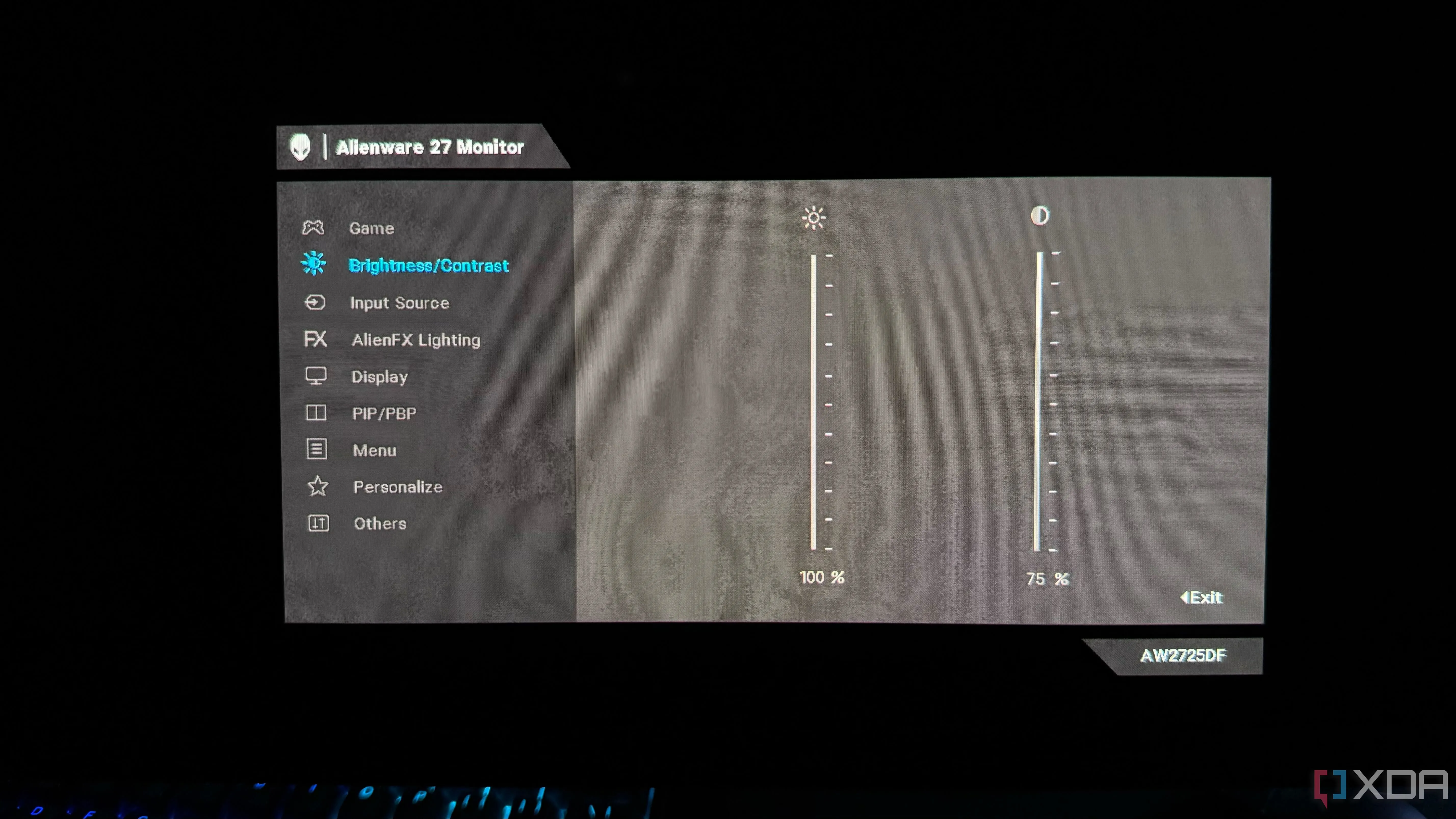 Cài đặt độ sáng và độ tương phản trong menu OSD của màn hình Alienware