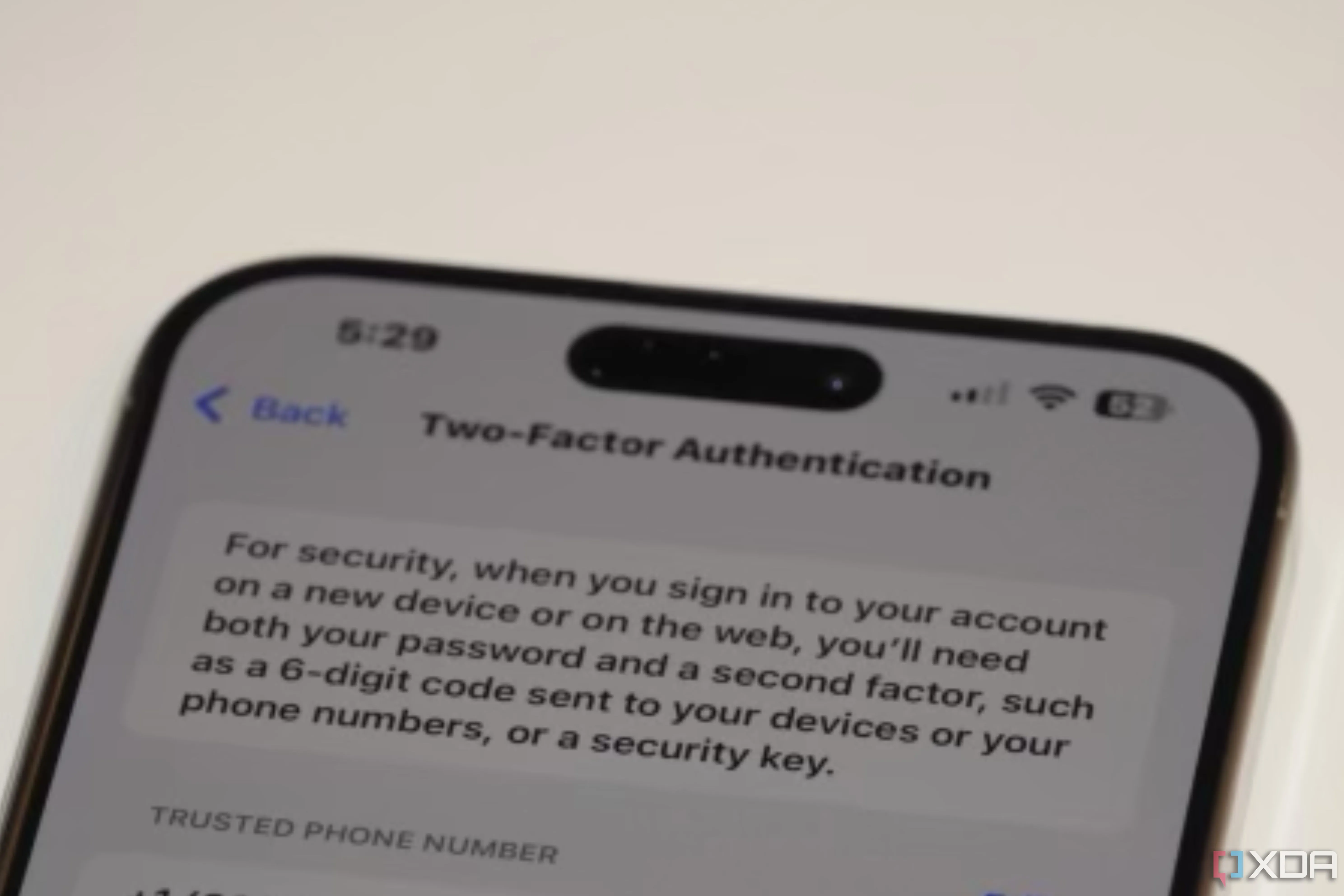 Cài đặt xác thực hai yếu tố cho Apple ID trên iPhone, tăng cường bảo mật tài khoản.