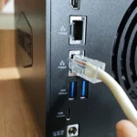 Cắm cáp Ethernet vào cổng LAN 10GbE của NAS TerraMaster F4-424 Max, thể hiện khả năng nâng cấp tốc độ mạng cáp quang FTTH trong tương lai