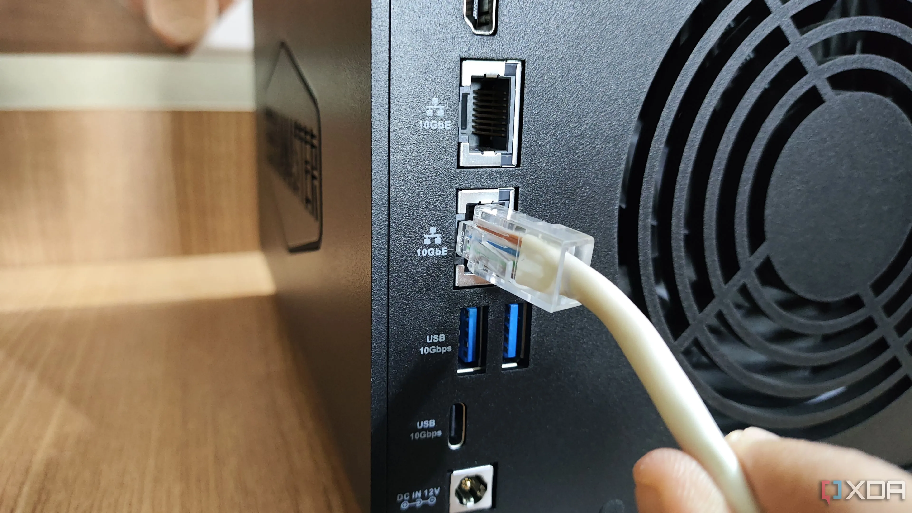 Cắm cáp Ethernet vào cổng LAN 10GbE của NAS TerraMaster F4-424 Max, thể hiện khả năng nâng cấp tốc độ mạng cáp quang FTTH trong tương lai
