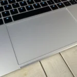 Cận cảnh bàn di chuột của Razer Blade 18 đời 2024, cho thấy kích thước lớn và bề mặt mượt mà.