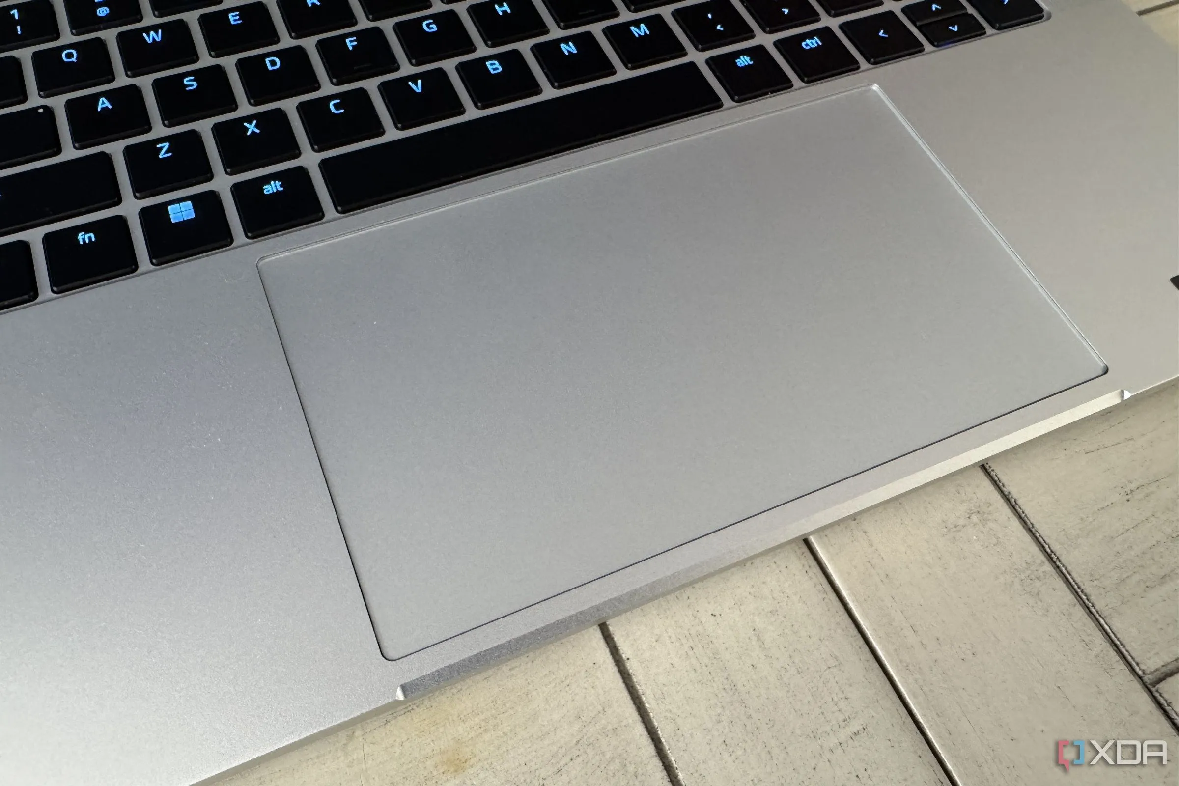 Cận cảnh bàn di chuột của Razer Blade 18 đời 2024, cho thấy kích thước lớn và bề mặt mượt mà.