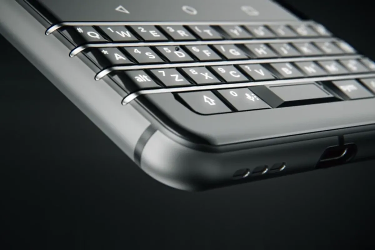 Cận cảnh bàn phím vật lý QWERTY đặc trưng trên một chiếc điện thoại BlackBerry, nổi tiếng với khả năng nhắn tin và bảo mật.