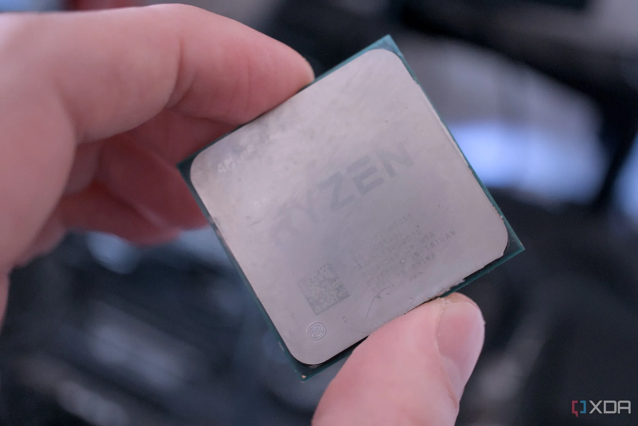 Cận cảnh bề mặt IHS của bộ vi xử lý AMD Ryzen 9 5950X, cho thấy thiết kế chipset AM4.