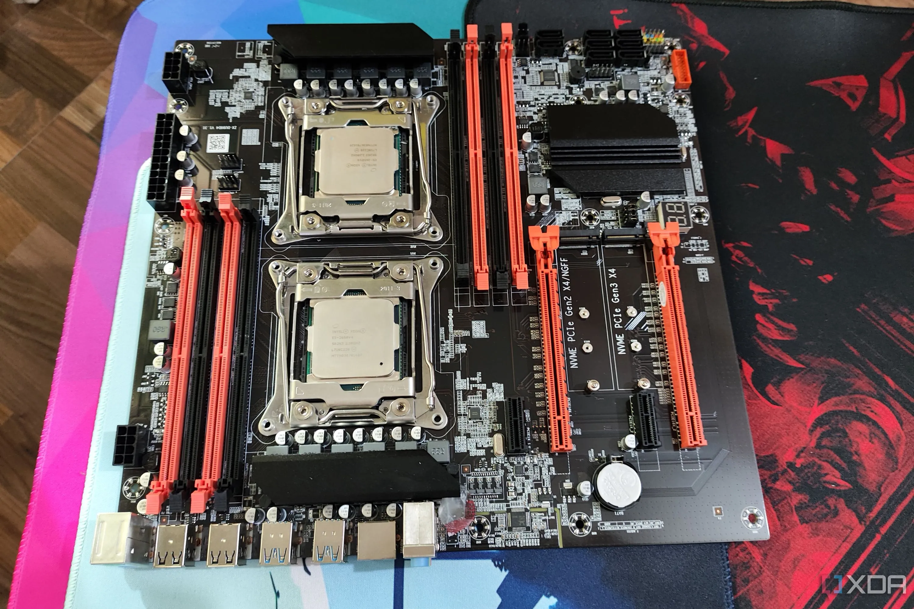 Cận cảnh bo mạch chủ X99 đã lắp đặt hai CPU Intel Xeon, minh họa cấu hình mạnh mẽ nhưng cần cân nhắc chi phí vận hành và quản lý nhiệt độ trong môi trường home lab.
