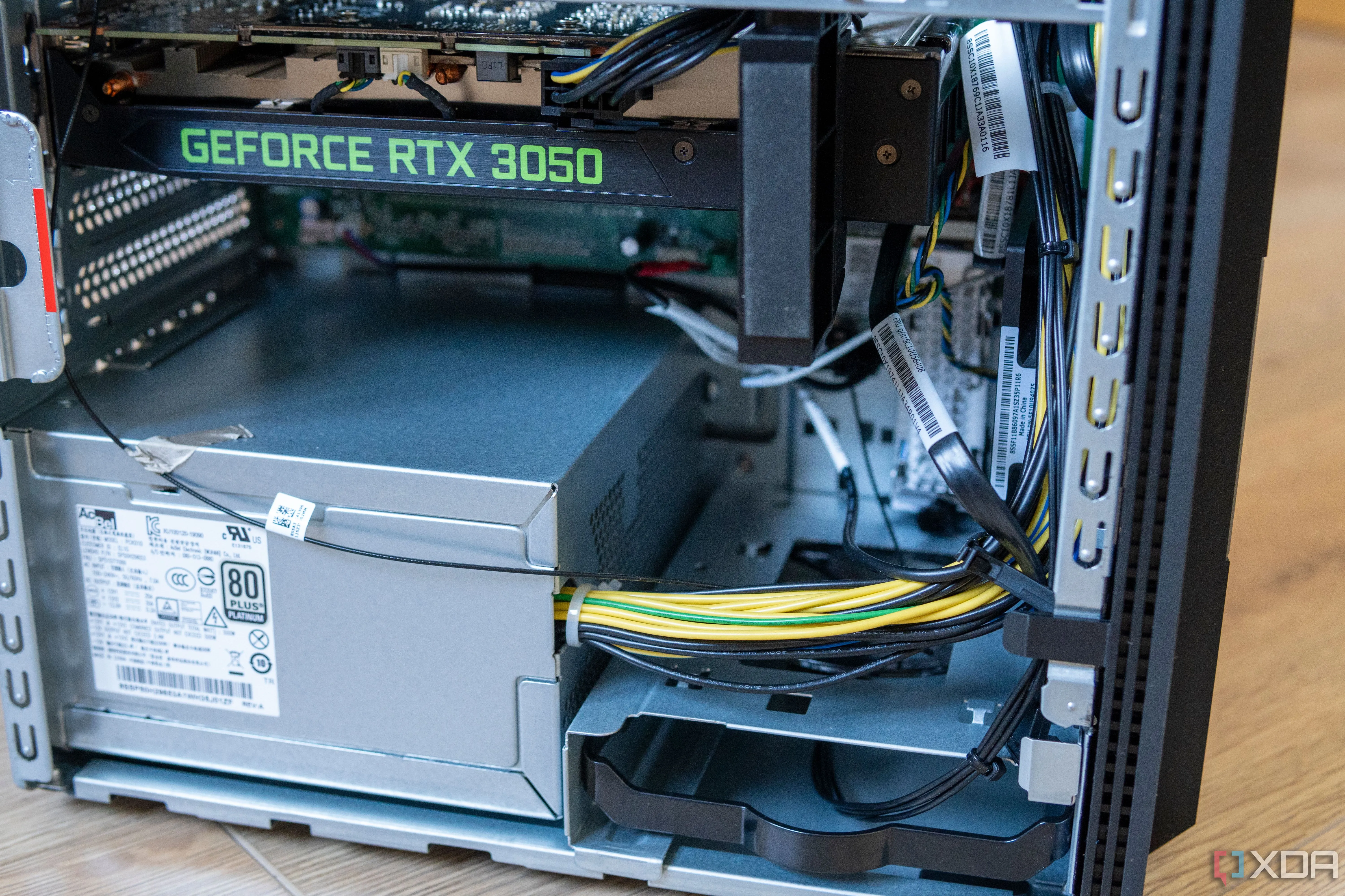 Cận cảnh bộ nguồn (PSU) và GPU bên trong case máy tính Lenovo LOQ Tower 17