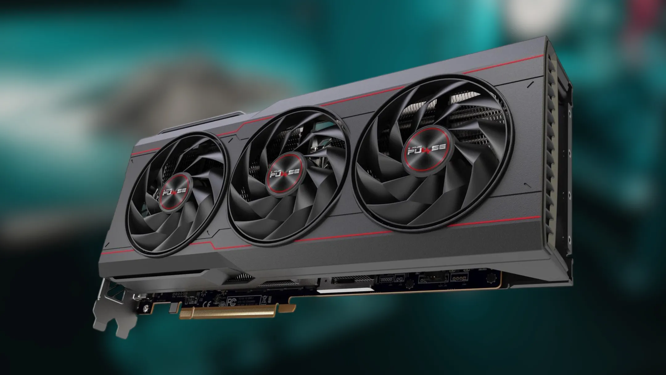 Cận cảnh card đồ họa Sapphire Pulse Radeon RX 7900 XTX từ mặt trên và quạt tản nhiệt