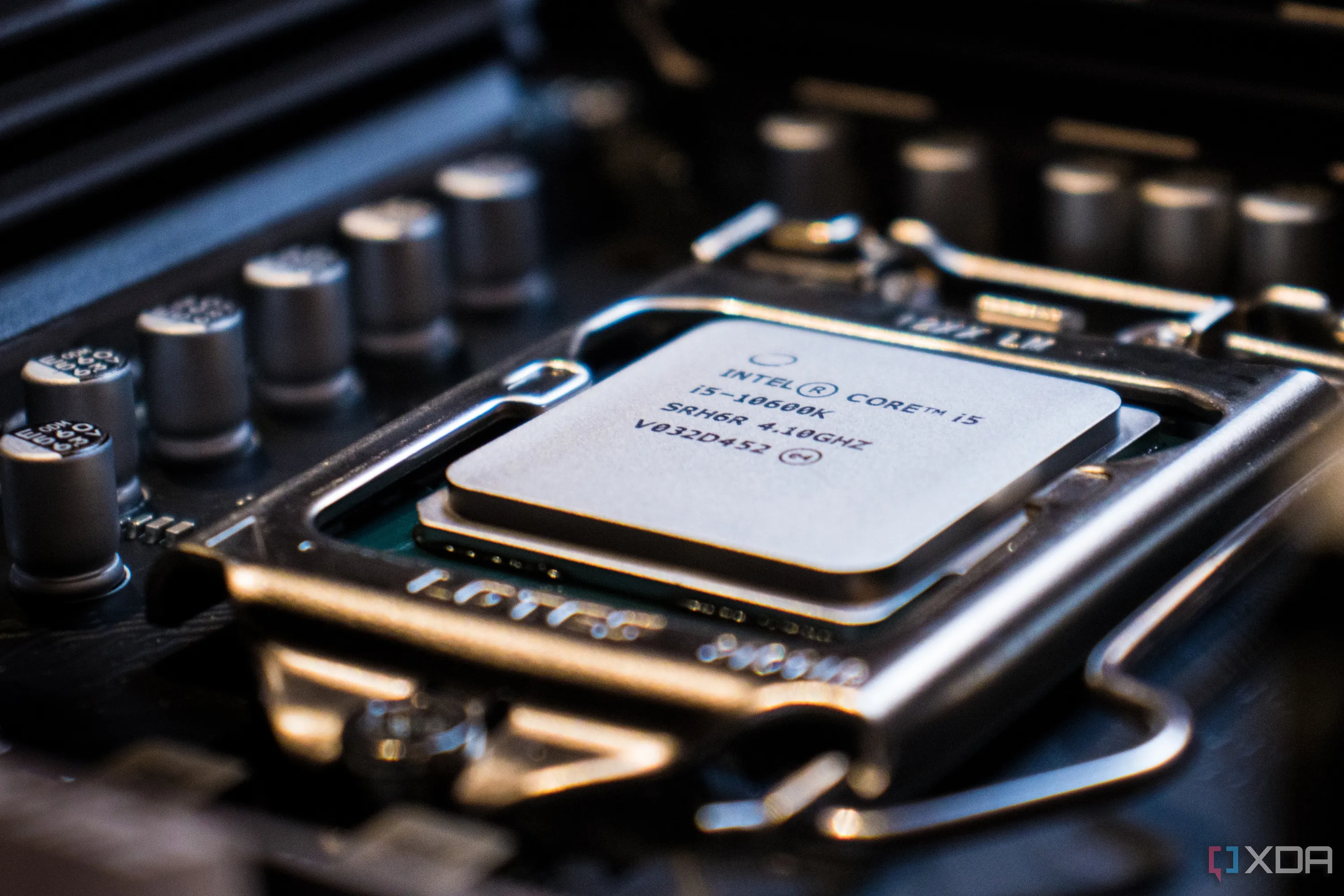 Cận cảnh chip CPU Core i5 trên bo mạch chủ, minh họa sự phức tạp và gánh nặng xử lý khi cố gắng sử dụng nhiều VPN cùng lúc