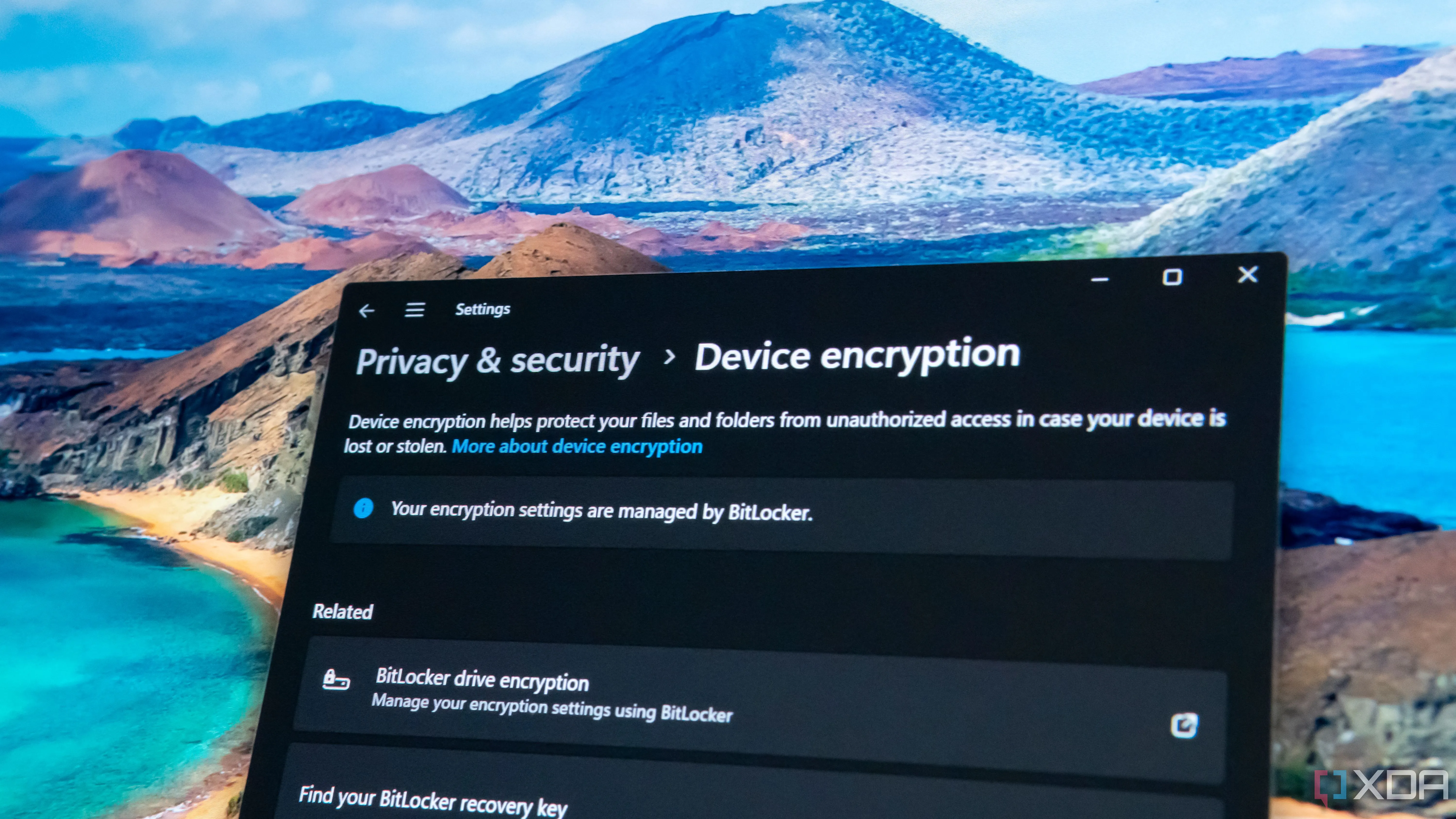 Cận cảnh cửa sổ cài đặt Windows 11 hiển thị các tùy chọn mã hóa ổ đĩa BitLocker