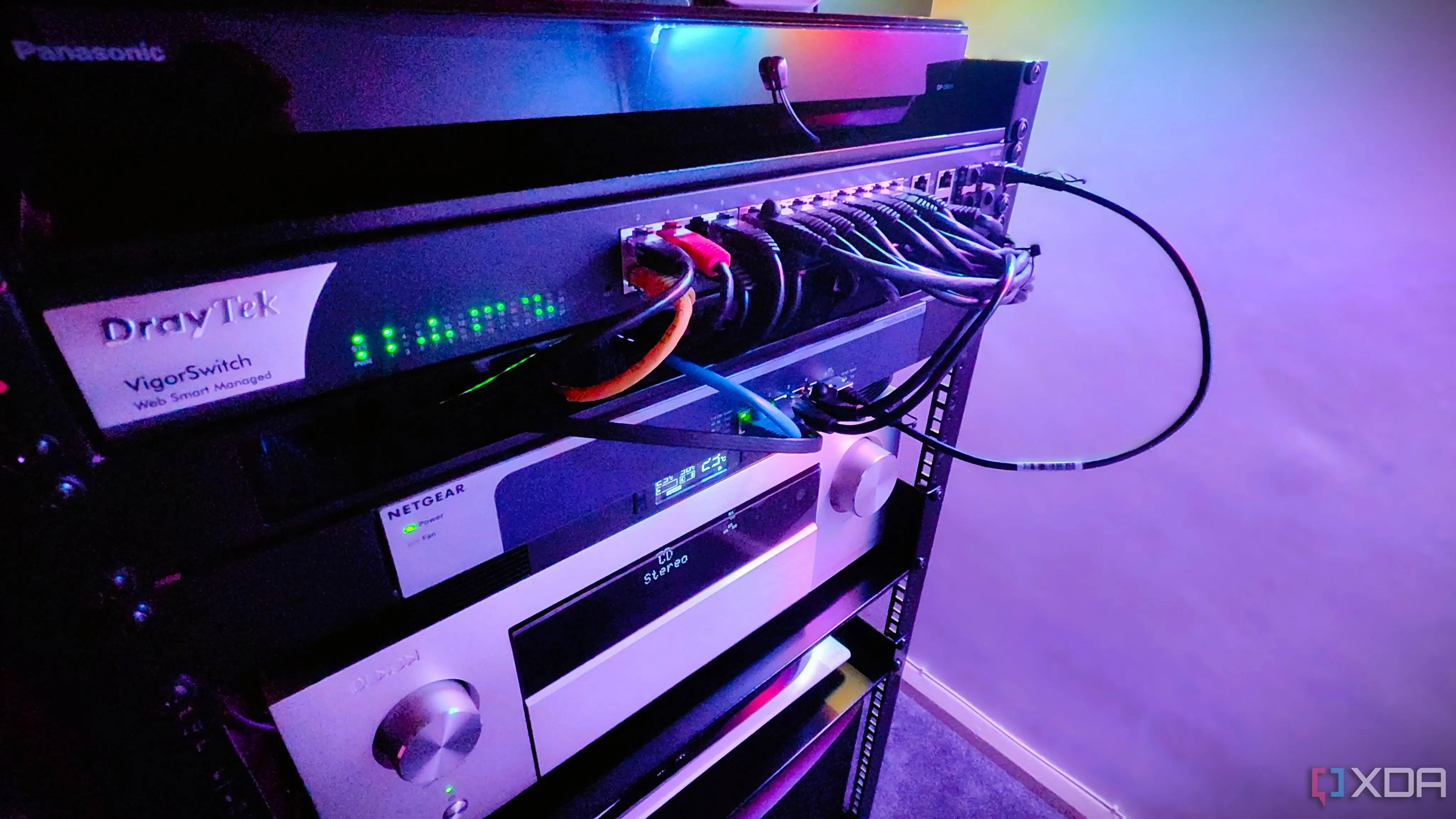 Cận cảnh giá đỡ mạng chứa bộ chuyển mạch và thiết bị mạng AVR, biểu tượng cho việc tự host máy chủ DNS