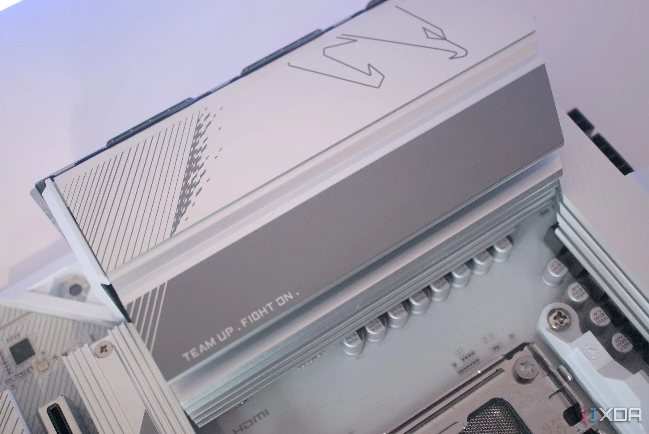 Cận cảnh khu vực VRM và I/O phía sau của bo mạch chủ Gigabyte B650 Aorus Elite AX Ice