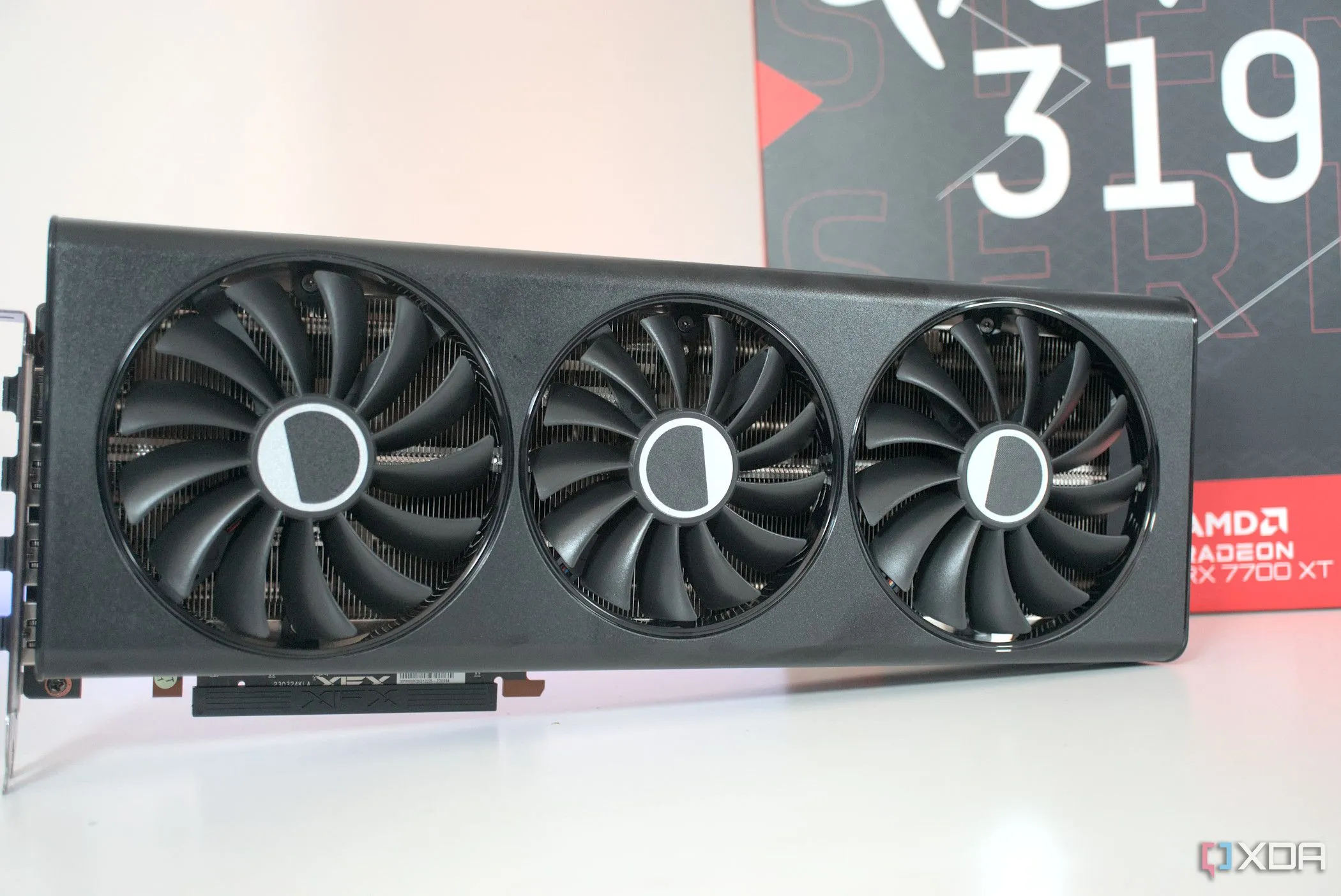 Cận cảnh mặt trước card đồ họa XFX Radeon RX 7700 XT Speedster 319 RDNA 3.