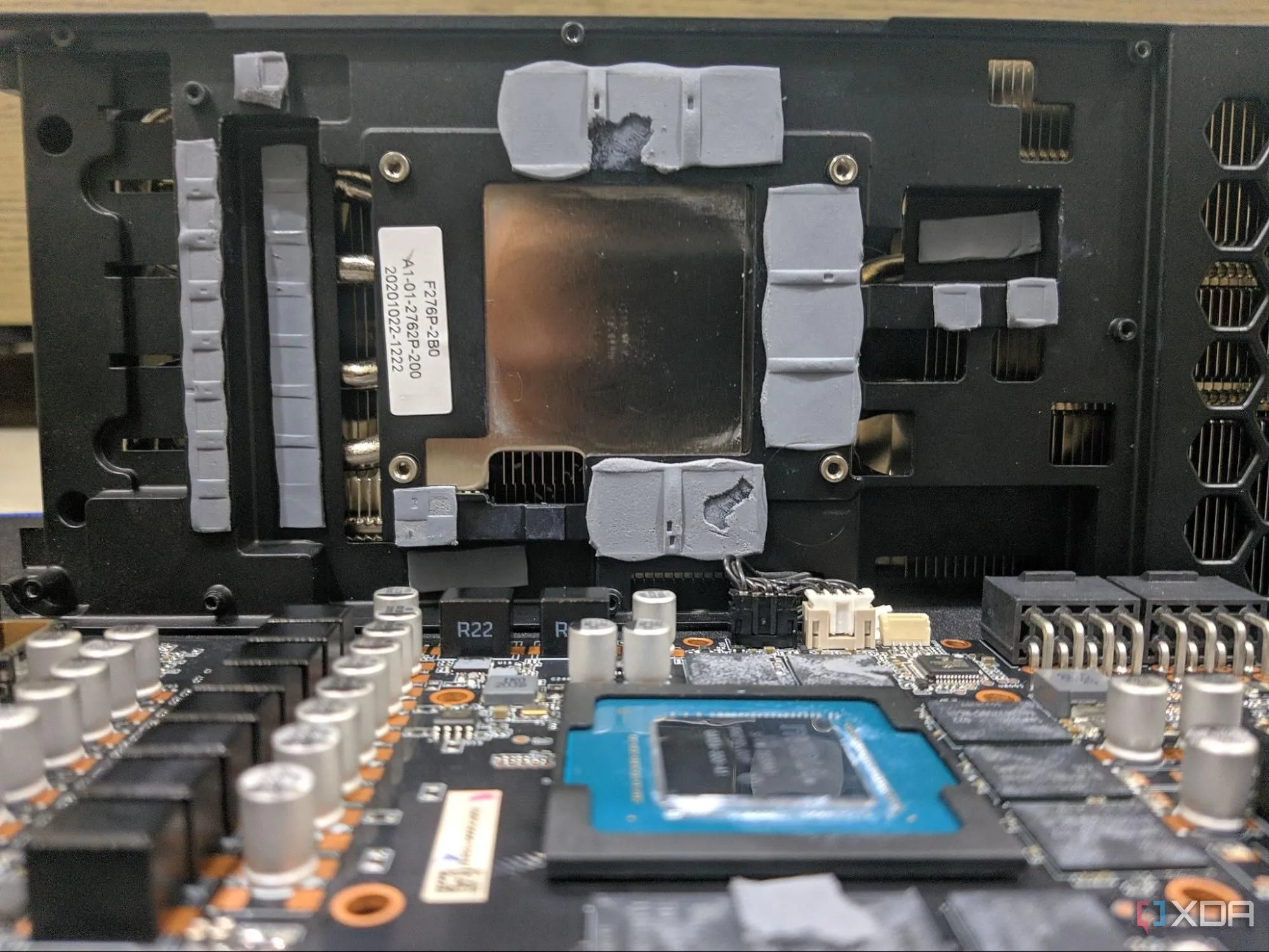 Cận cảnh nhân GPU của card đồ họa RTX, cùng với miếng tản nhiệt (thermal pads) và lá tản nhiệt (heatsink), minh họa cấu trúc tản nhiệt bên trong GPU.