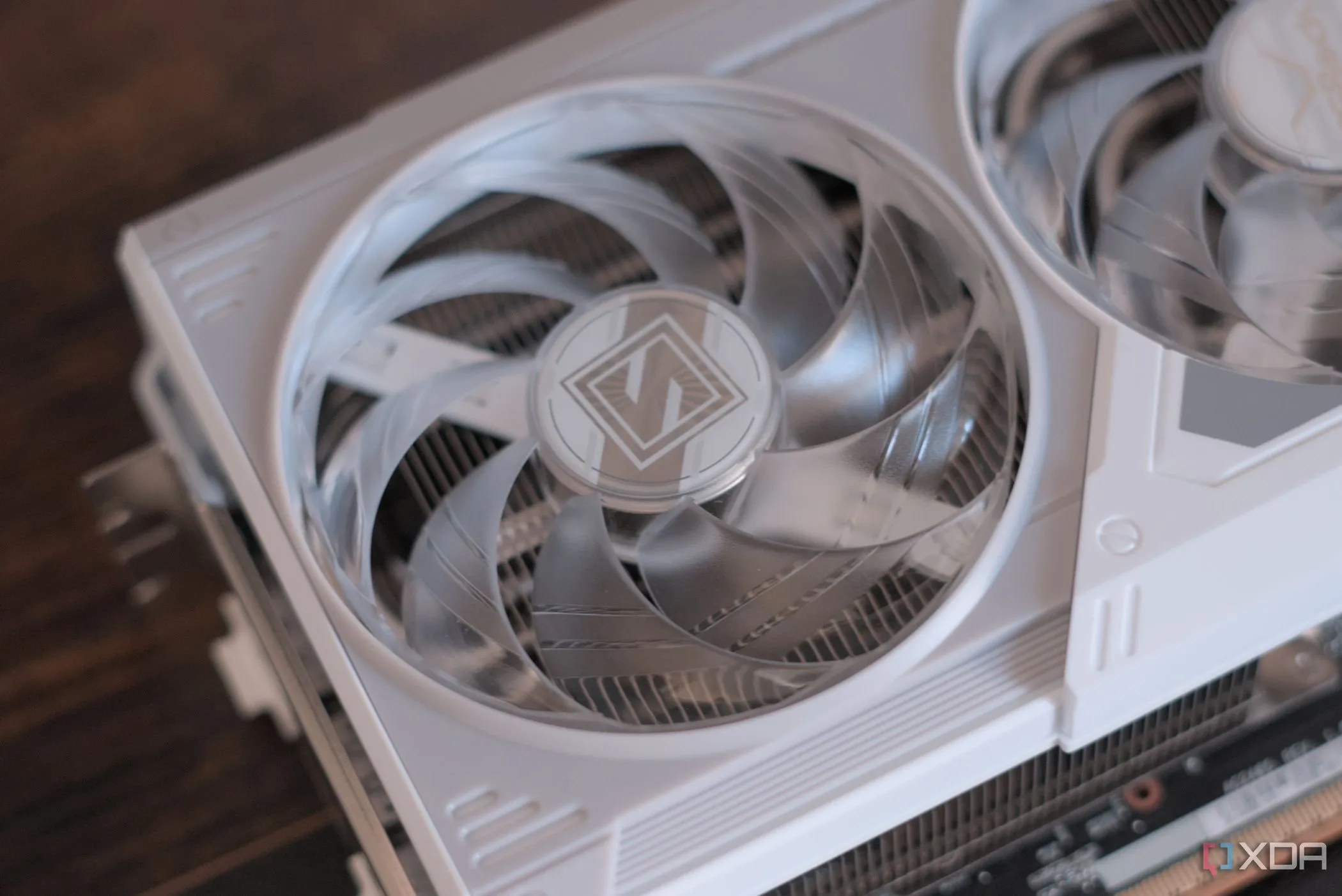 Cận cảnh quạt tản nhiệt của card đồ họa ASRock Radeon RX 9070 XT Steel Legend