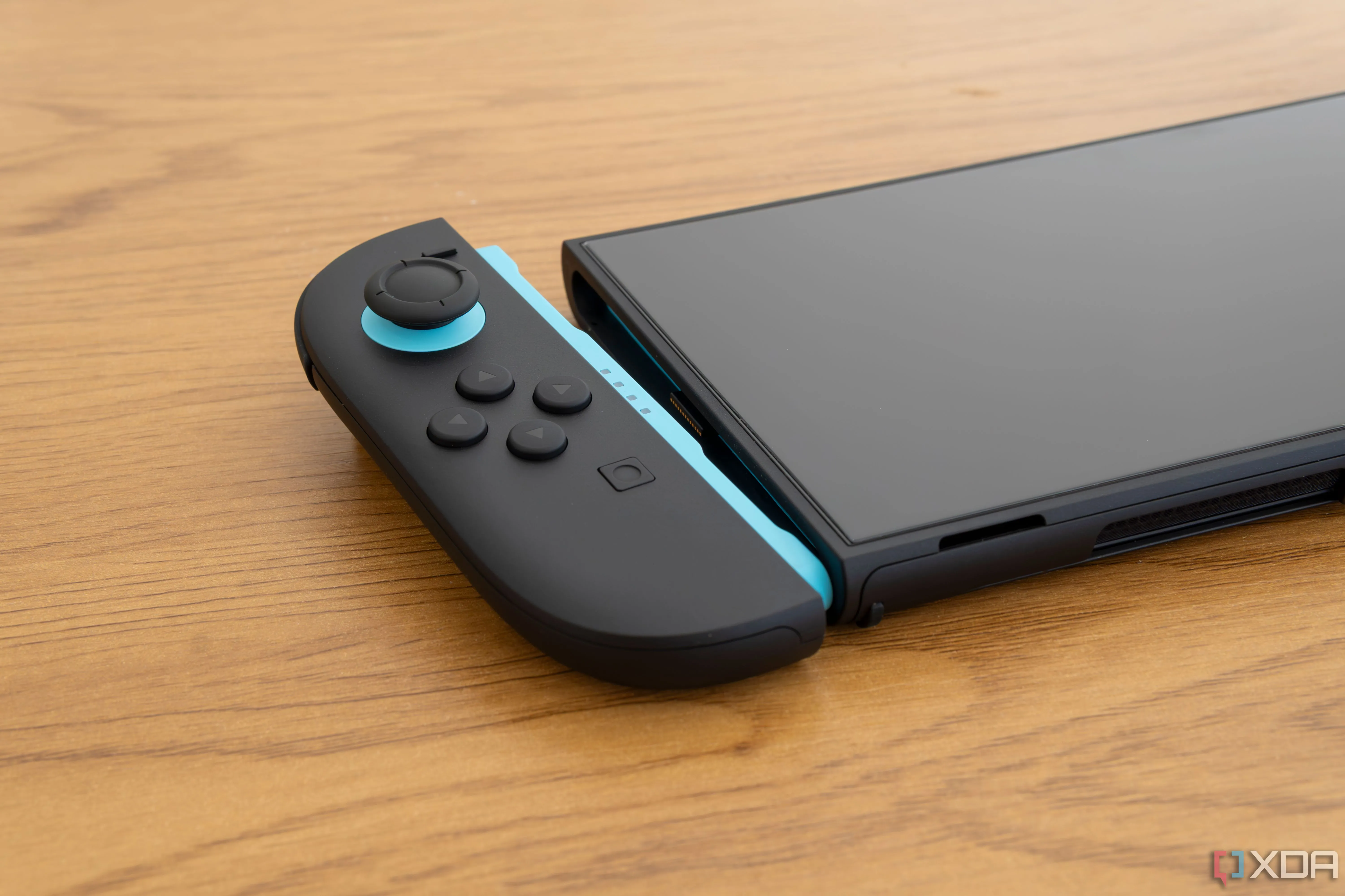 Cận cảnh tay cầm Joy-Con 2 được tháo rời và vị trí lắp trên thân máy Nintendo Switch 2, thể hiện độ chắc chắn