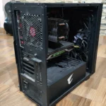Cận cảnh thùng máy Gigabyte Aorus ACW300 với CPU Ryzen 5 1600 và card đồ họa GTX 1080, cấu hình thử nghiệm GhostBSD