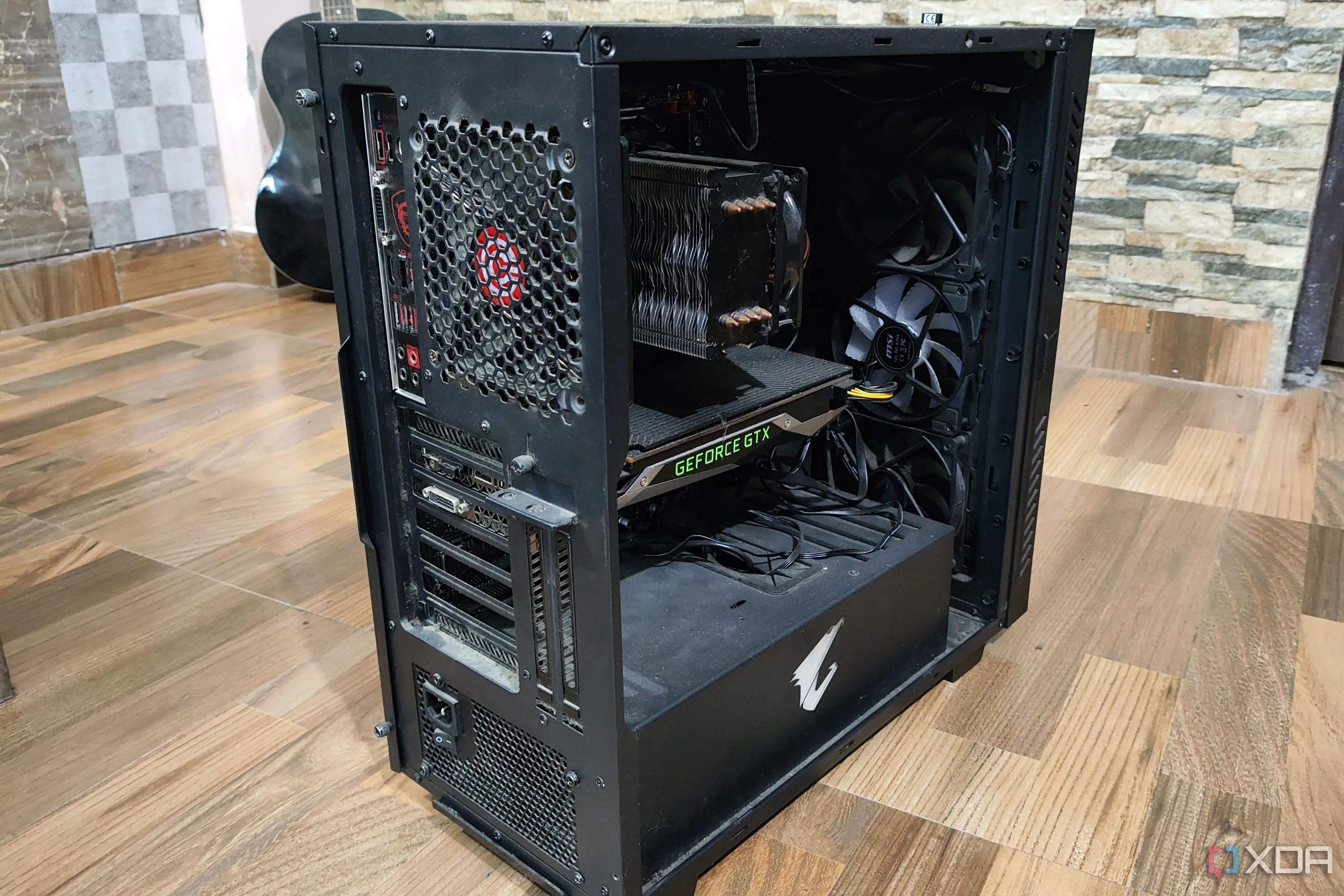 Cận cảnh thùng máy Gigabyte Aorus ACW300 với CPU Ryzen 5 1600 và card đồ họa GTX 1080, cấu hình thử nghiệm GhostBSD