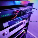 Cận cảnh tủ rack chứa các thiết bị mạng chuyên nghiệp và switch 10GbE, minh họa cho hệ thống mạng gia đình được nâng cấp.