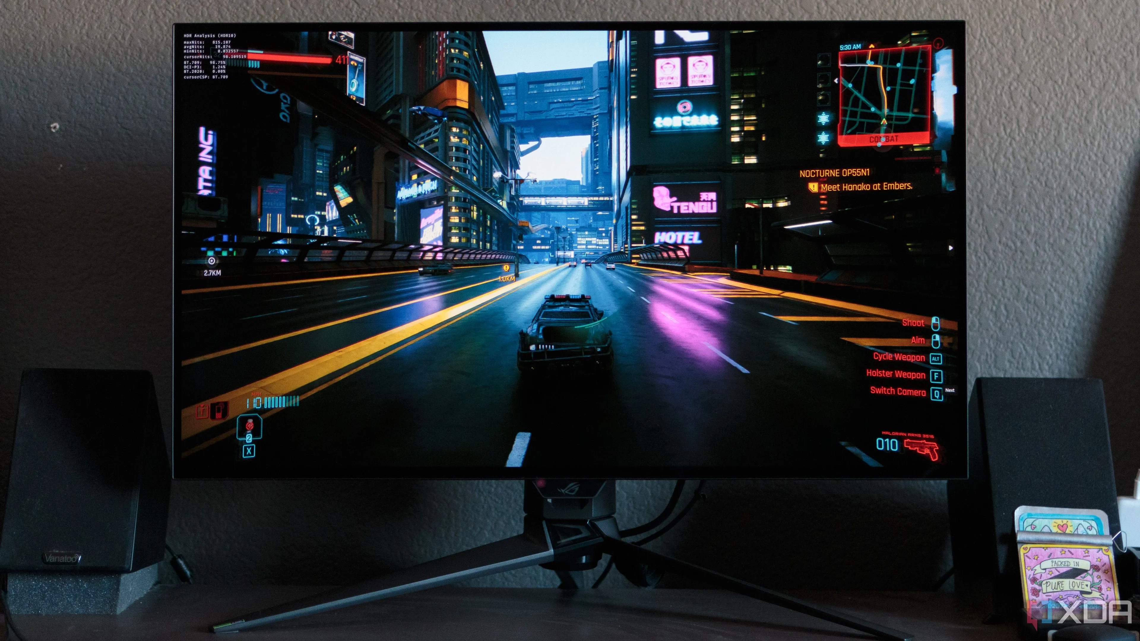 Cảnh chơi game đua xe trên màn hình ASUS ROG PG32UCDP minh họa hiệu suất ở độ phân giải cao