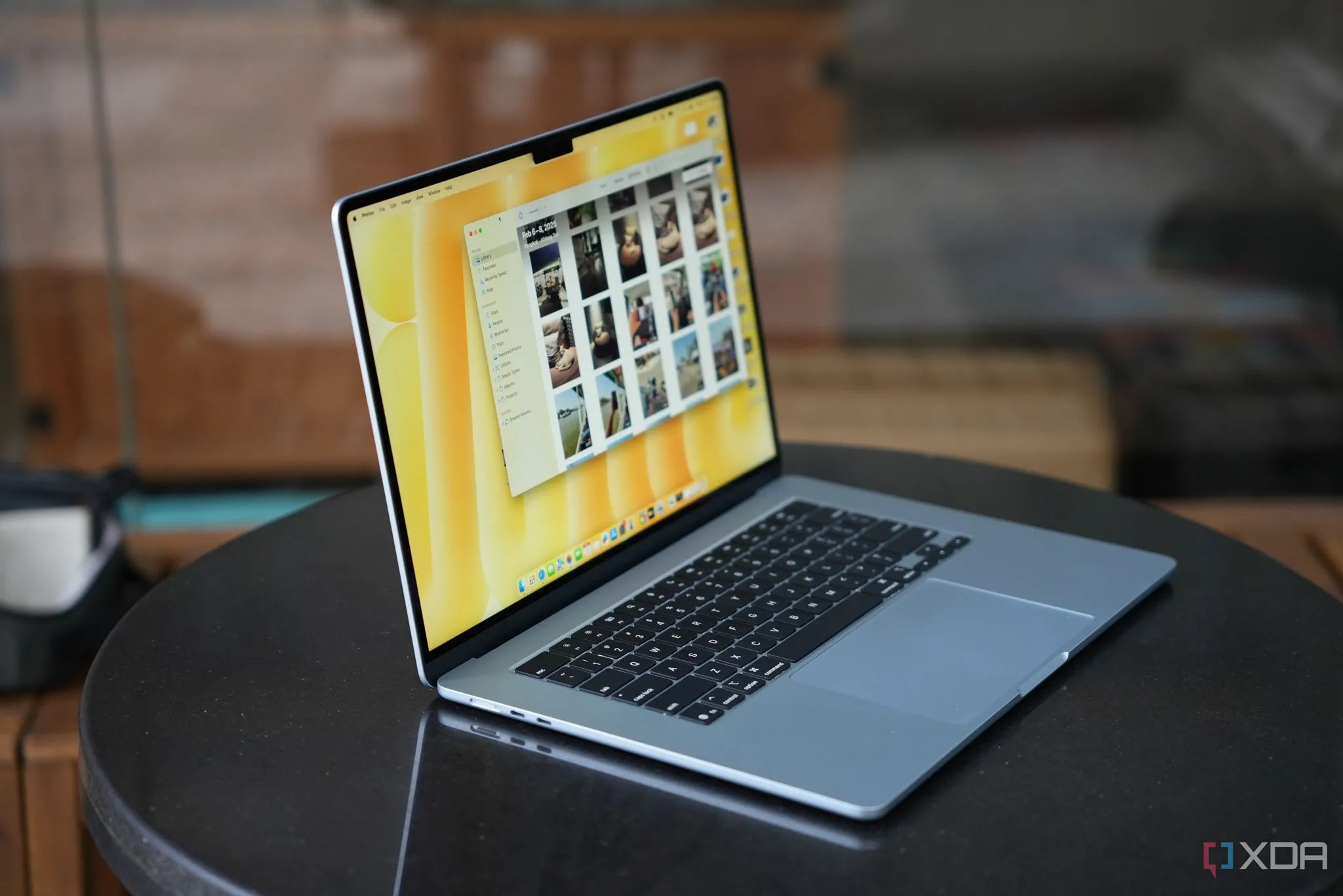 Cạnh trái MacBook Air M4 2025 hiển thị cổng sạc MagSafe và hai cổng Thunderbolt 4