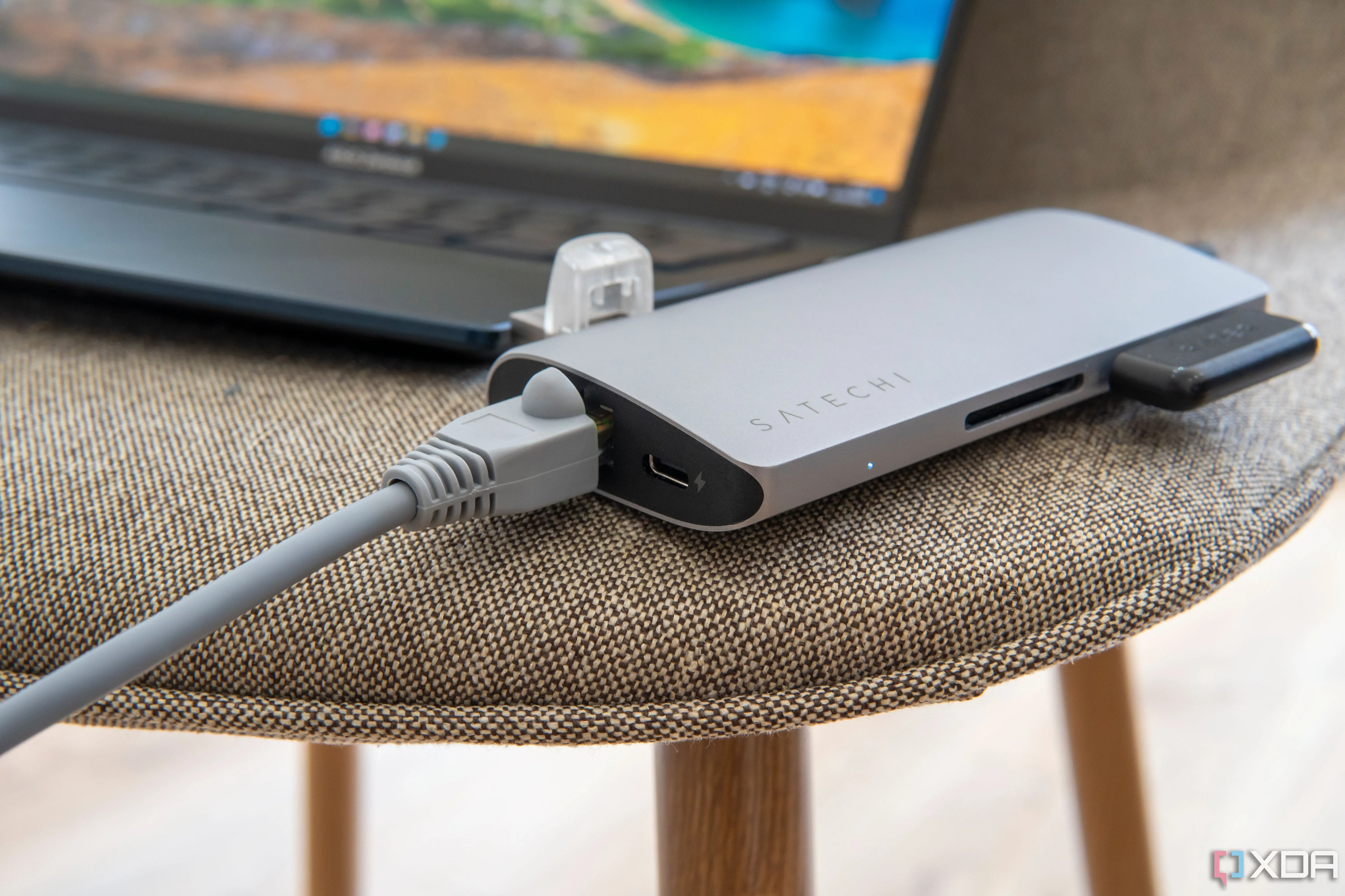 Cáp Ethernet kết nối với laptop qua adapter, nhấn mạnh tính bảo mật cao khi làm việc với dữ liệu nhạy cảm trên mạng có dây.