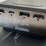 Card đồ họa AMD Radeon RX 6800 XT nhìn từ cổng I/O với thiết kế gọn gàng