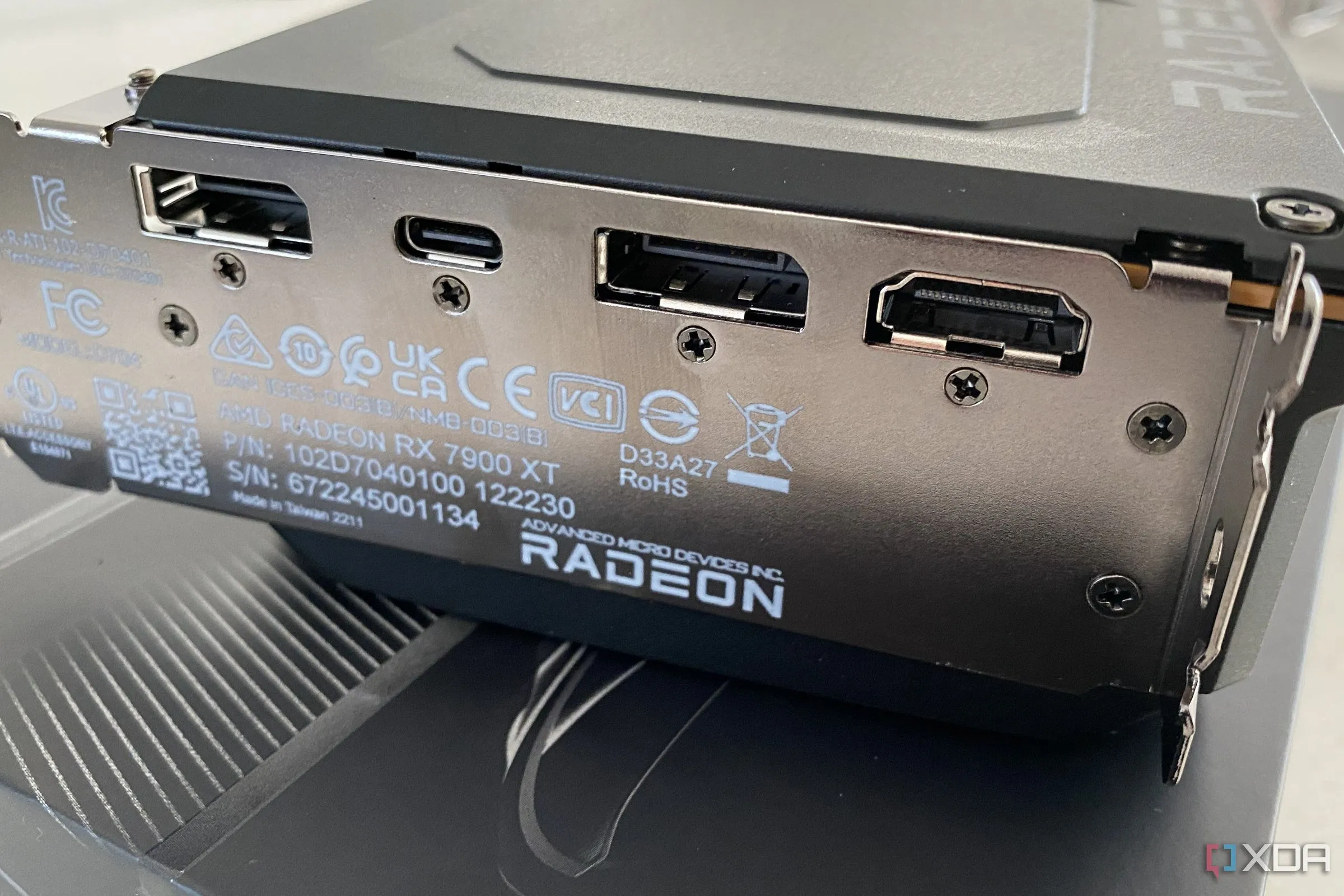 Card đồ họa AMD Radeon RX 6800 XT nhìn từ cổng I/O với thiết kế gọn gàng