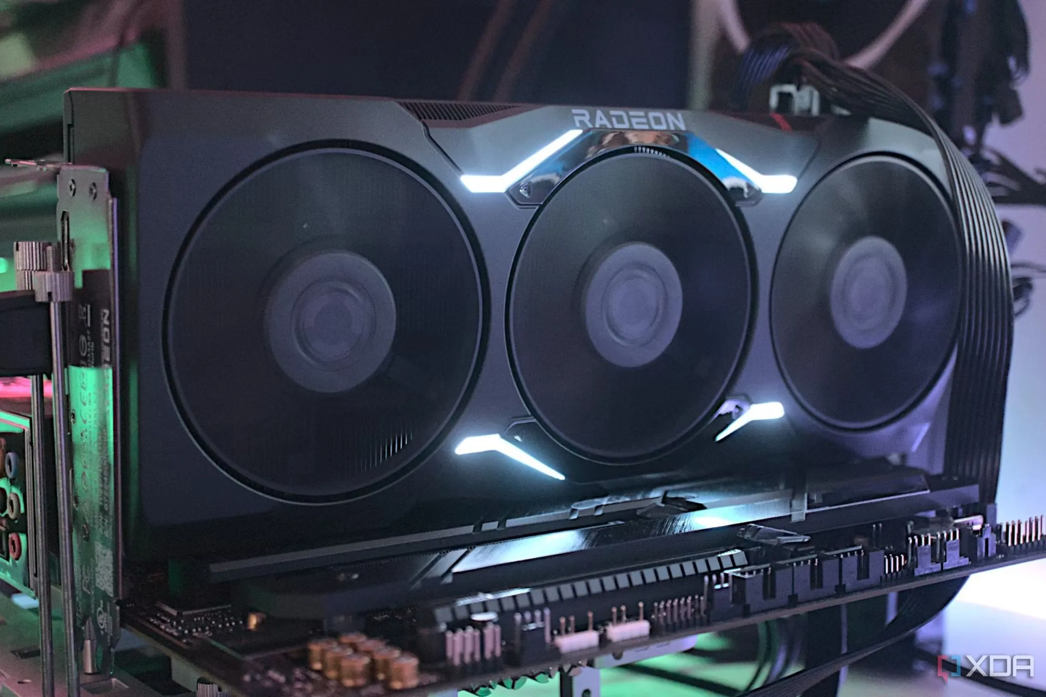 Card đồ họa AMD Radeon RX 7900 XTX mang thiết kế hầm hố và hiệu năng hàng đầu