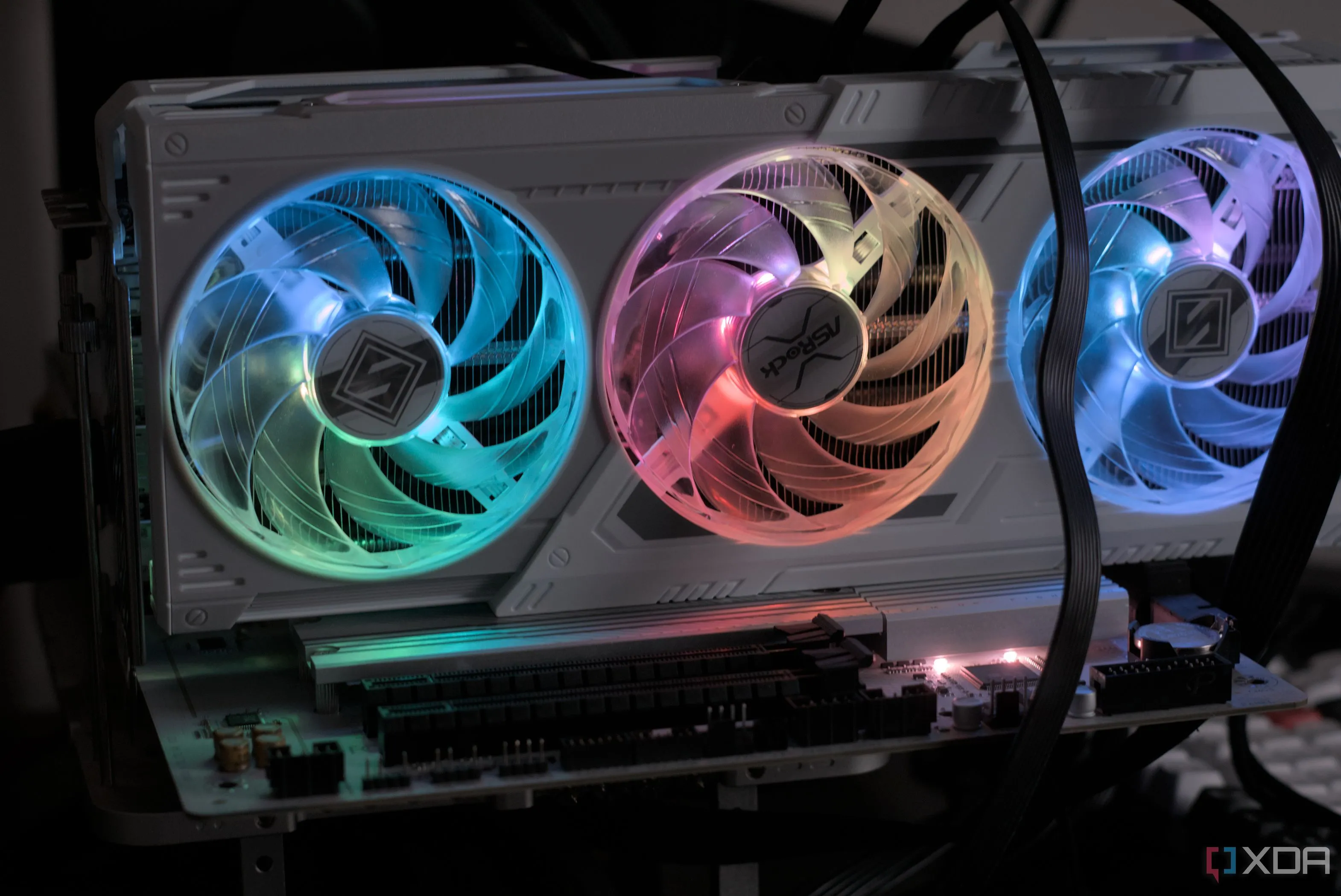Card đồ họa ASRock Radeon RX 9070 Steel Legend đã lắp đặt với đèn RGB