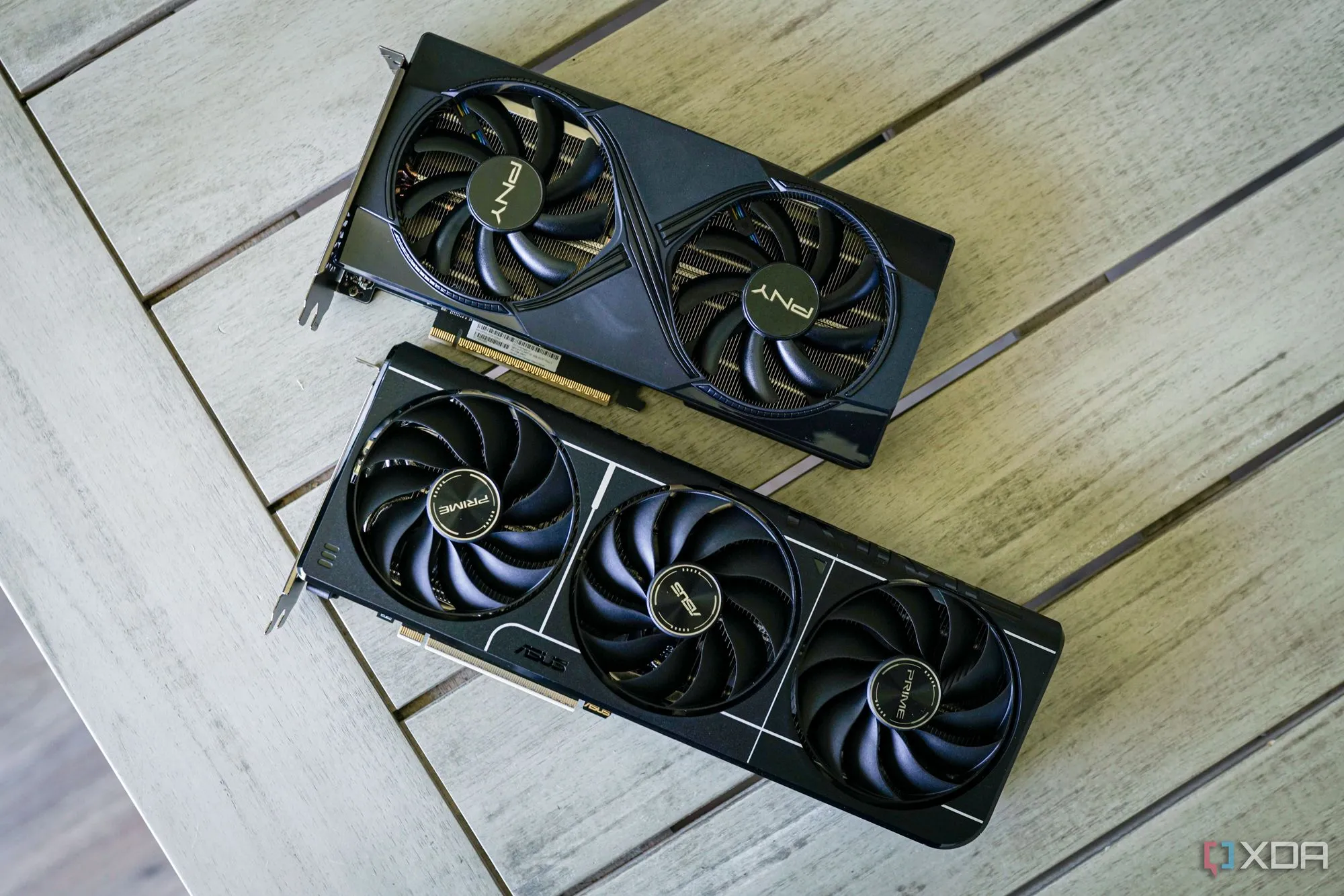 Card đồ họa Gigabyte Nvidia RTX 50 series với các thành phần bên trong, nơi keo tản nhiệt dư thừa có thể rò rỉ.
