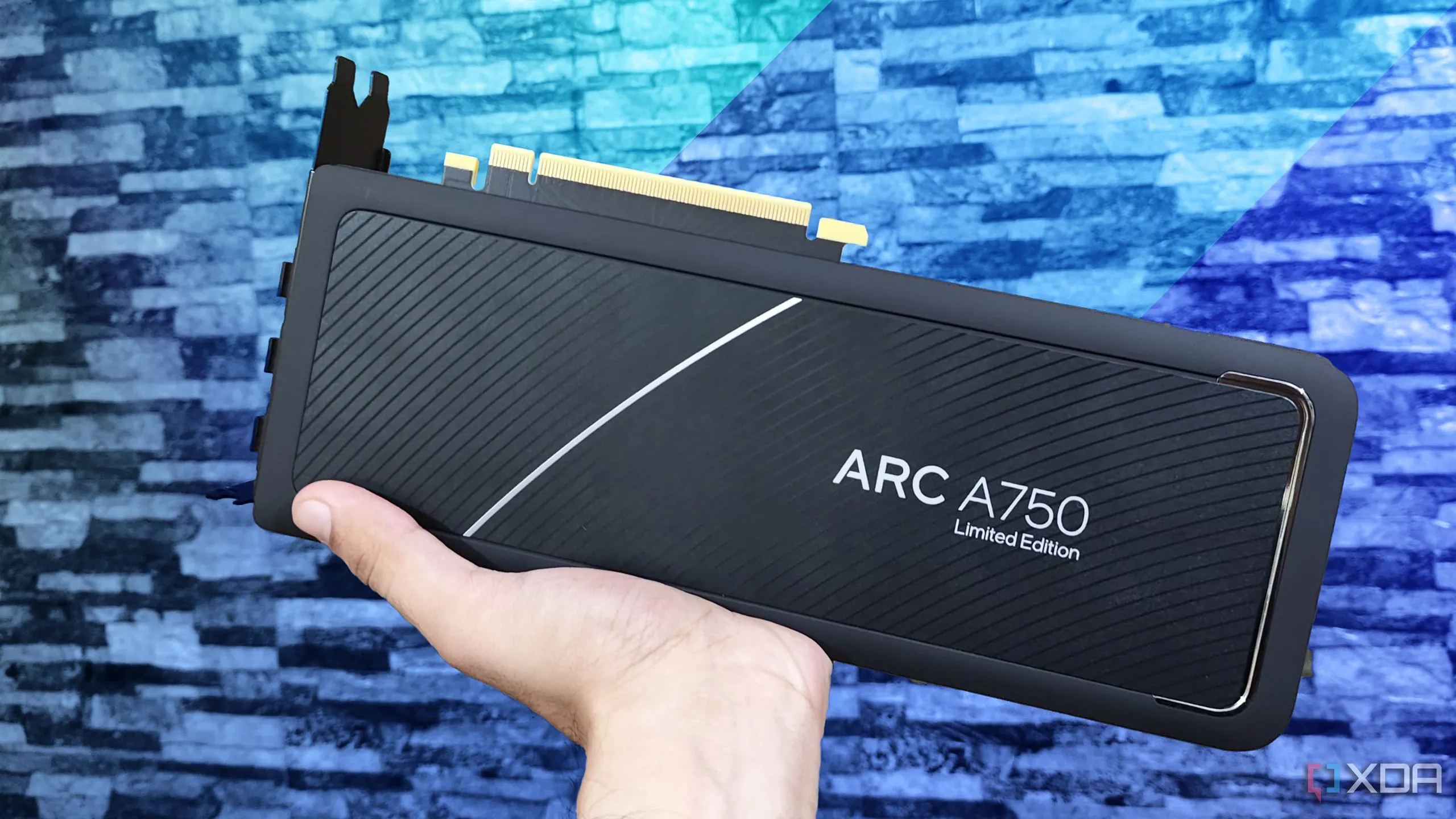Card đồ họa Intel Arc A750 thể hiện sự phức tạp trong thiết kế