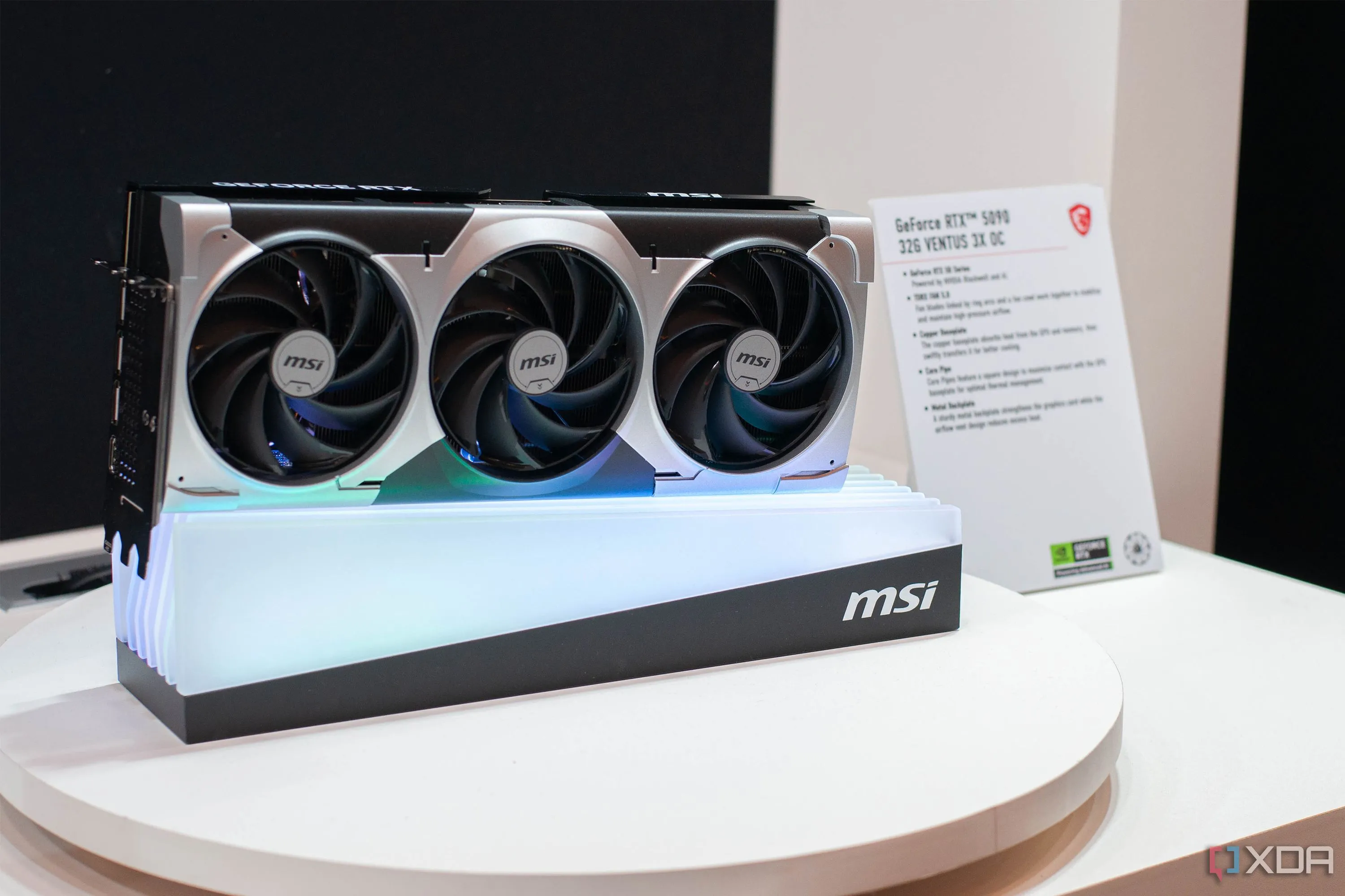 Card đồ họa MSI RTX 5090 tại sự kiện CES 2025, minh họa xu hướng tăng giá GPU của MSI