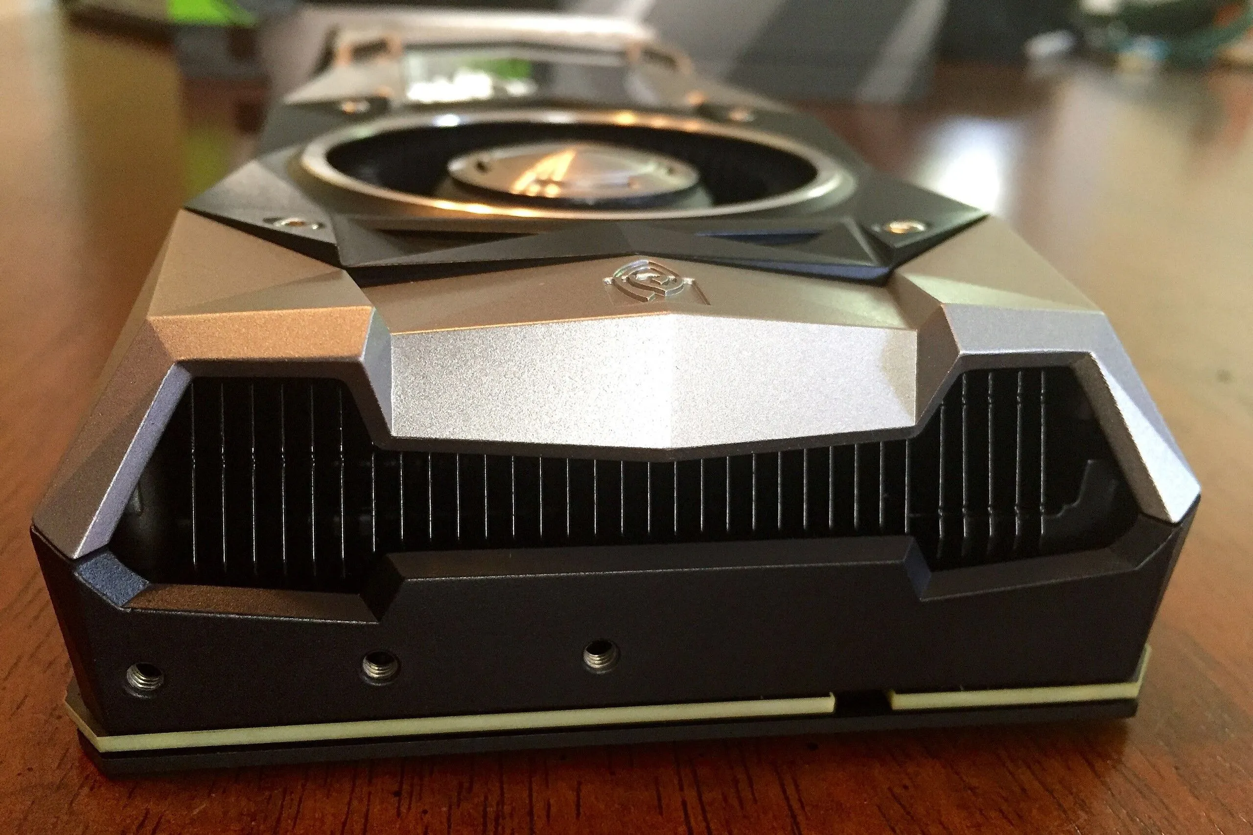 Card đồ họa NVIDIA GeForce GTX 1080 Ti Founders Edition trên bàn