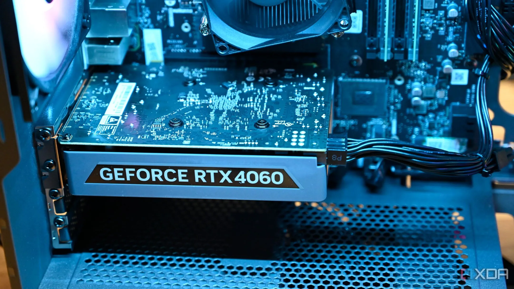 Card đồ họa Nvidia GeForce RTX 4060 được lắp đặt bên trong máy tính Lenovo Legion Tower 5i Gen 8, so sánh hiệu năng với RTX 5060.