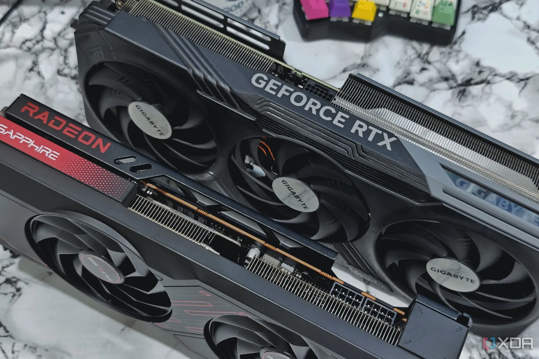 Card đồ họa NVIDIA GeForce RTX 4070 Ti và AMD Radeon 7700XT đại diện cho các GPU đơn mạnh mẽ hiện nay
