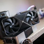 Card đồ họa Nvidia GeForce RTX 5090 cao cấp đặt trên kệ, minh họa xu hướng tăng giá GPU và vai trò của DLSS trong việc tiết kiệm chi phí nâng cấp.