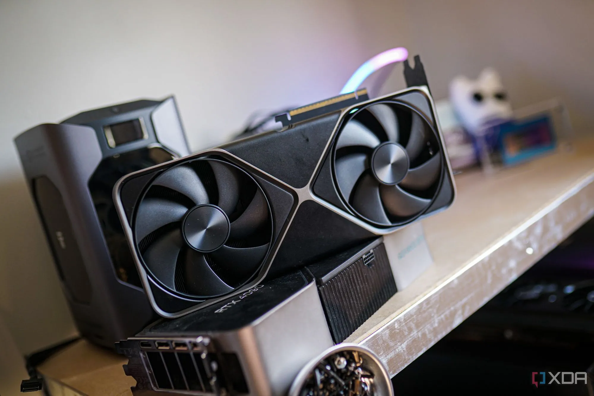 Card đồ họa Nvidia GeForce RTX 5090 cao cấp đặt trên kệ, minh họa xu hướng tăng giá GPU và vai trò của DLSS trong việc tiết kiệm chi phí nâng cấp.