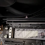 Card đồ họa NVIDIA RTX 4080 Super FE che kín các khe cắm PCIe trên bo mạch chủ