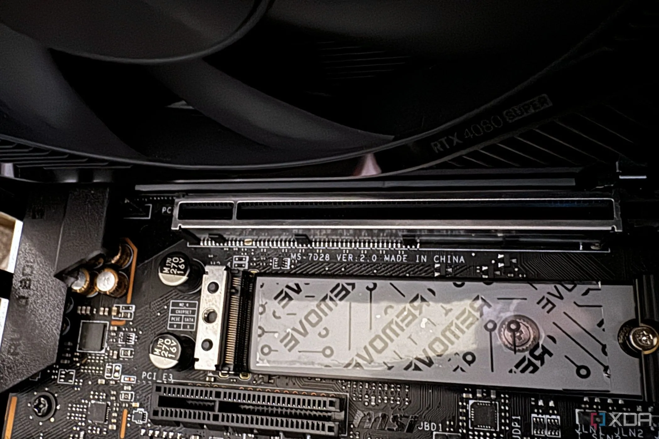 Card đồ họa NVIDIA RTX 4080 Super FE che kín các khe cắm PCIe trên bo mạch chủ