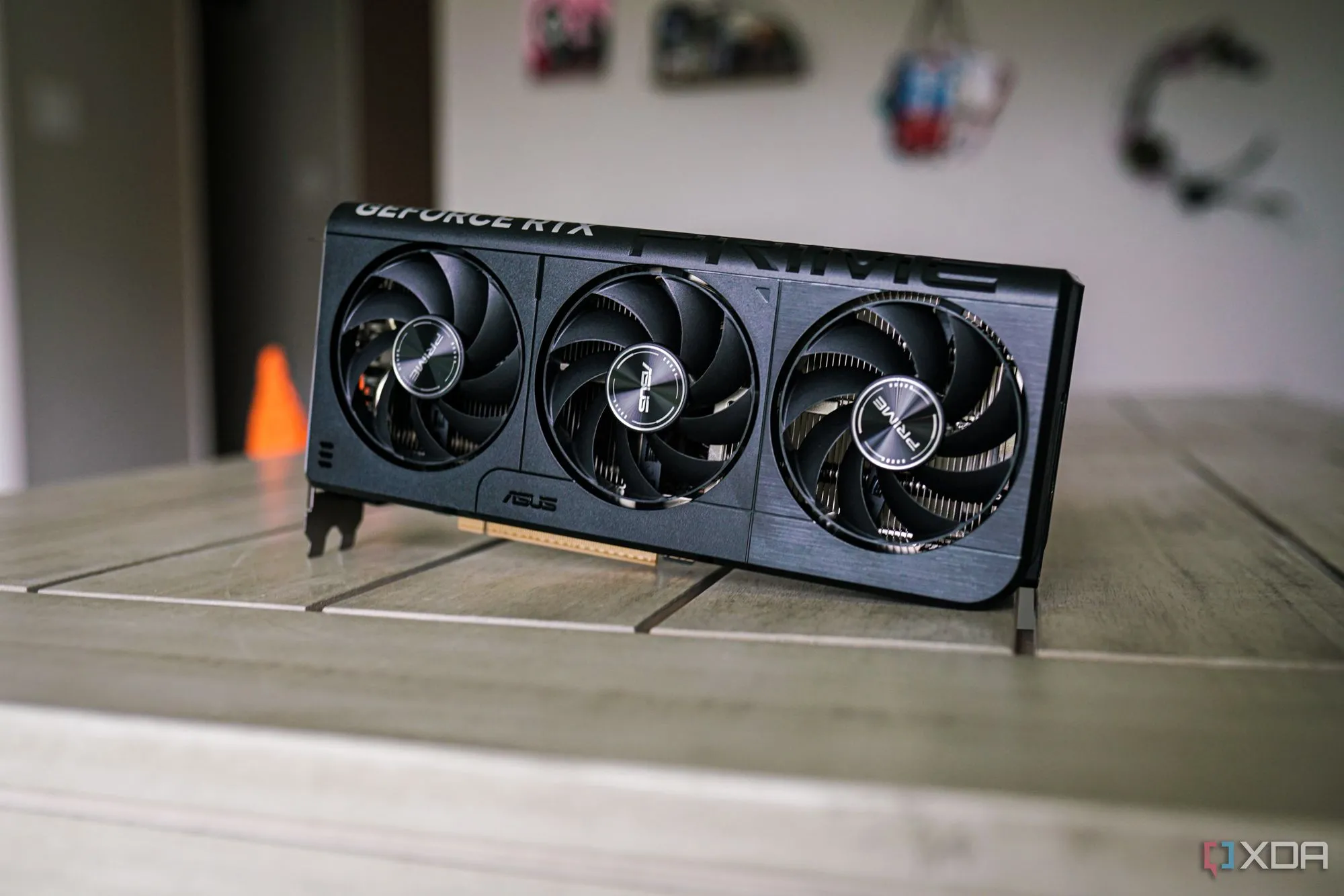 card đồ họa Nvidia RTX 5060 thể hiện công nghệ DLSS Transformer giúp giảm VRAM tiêu thụ và tăng hiệu suất