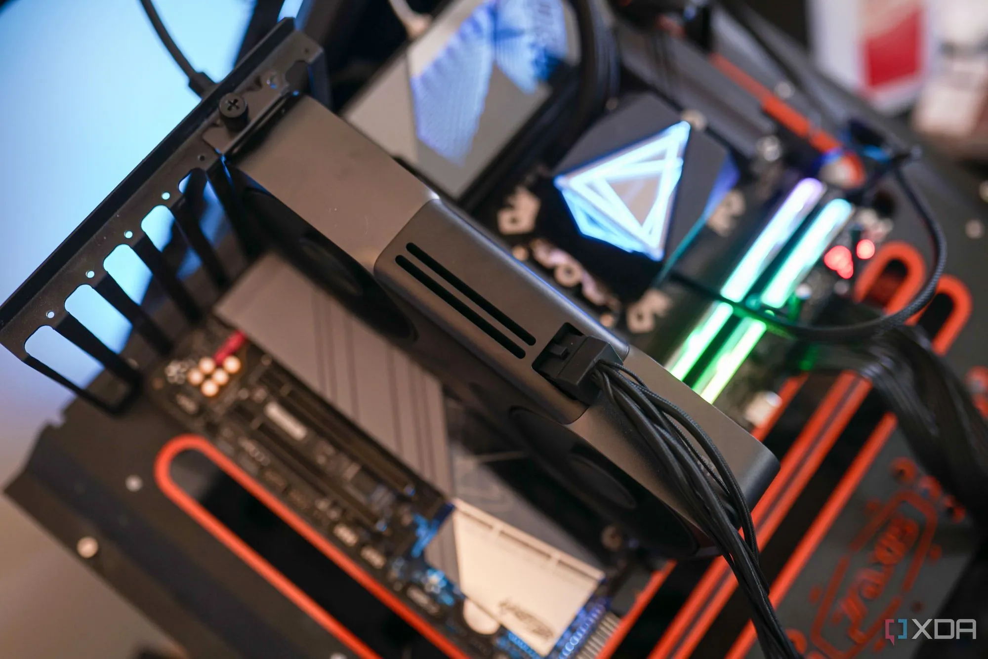 Card đồ họa Nvidia RTX 5070 được lắp trên test bench, so sánh vai trò với CPU khi build PC.
