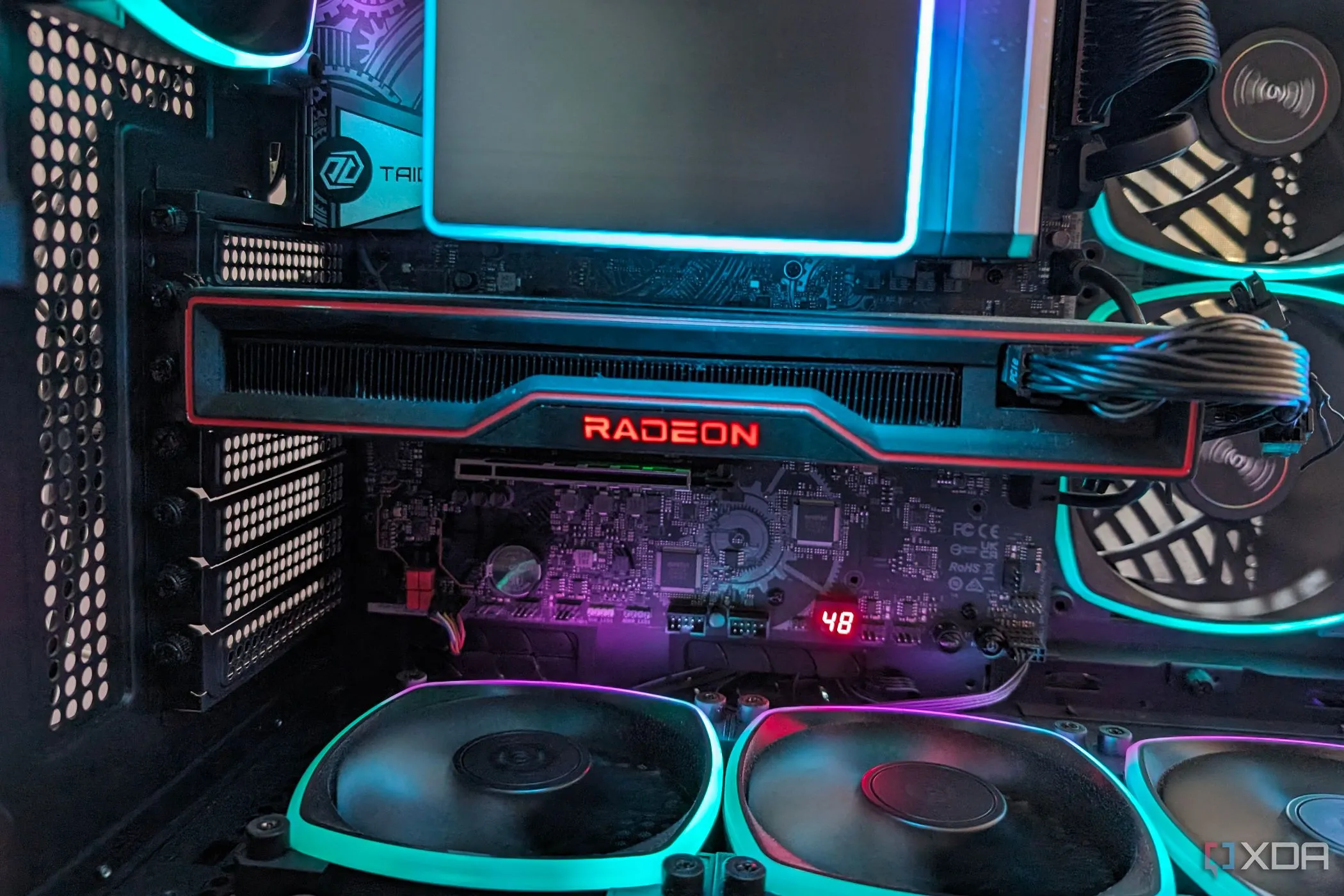 Card đồ họa Radeon RX 6900 XT (RDNA 2) được lắp trong vỏ case với đèn RGB bắt mắt