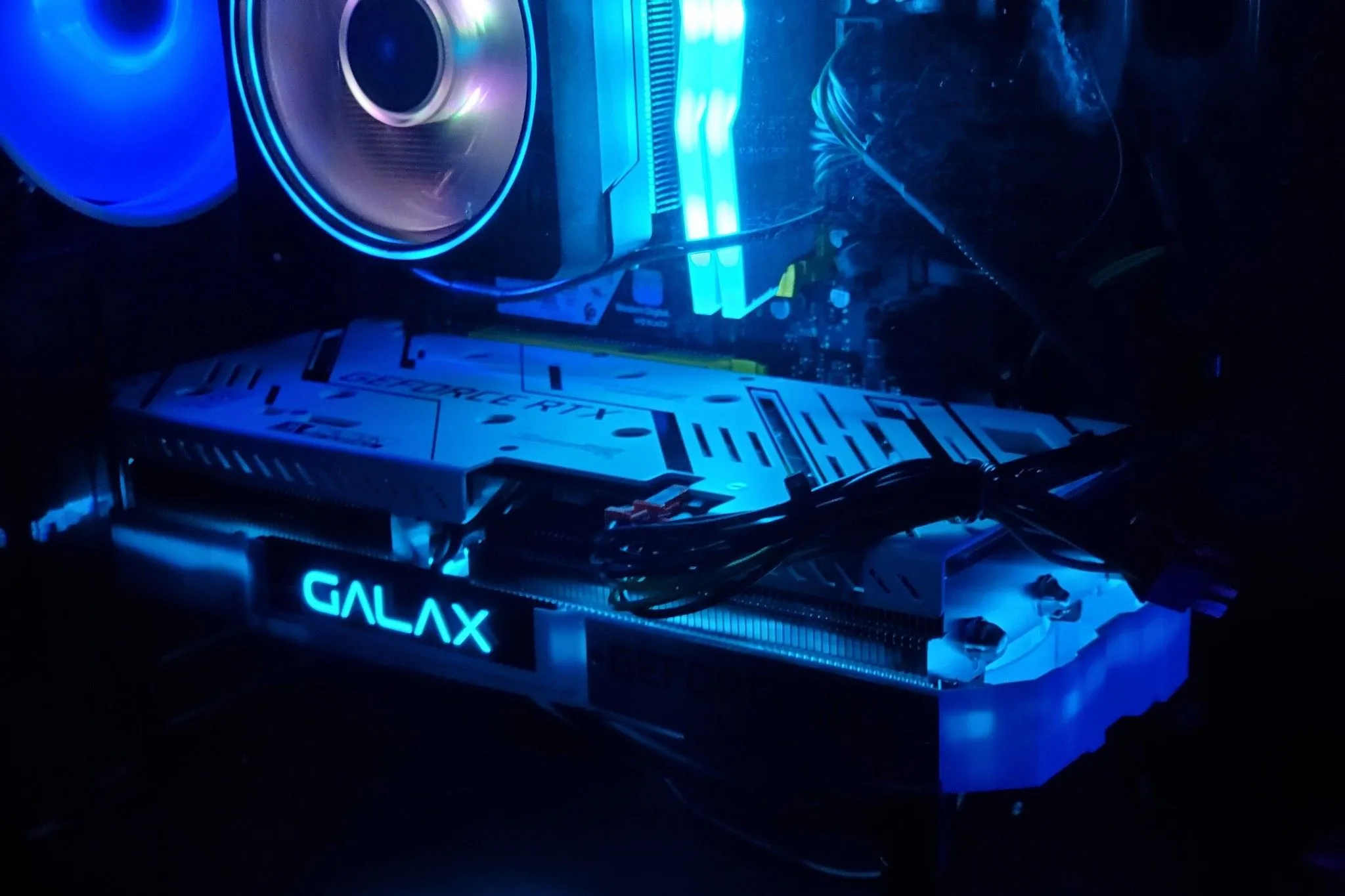 Card đồ họa RTX 3060 Ti của Galax được lắp đặt bên trong bộ máy tính, thể hiện hiệu năng tốt trong phân khúc tầm trung.