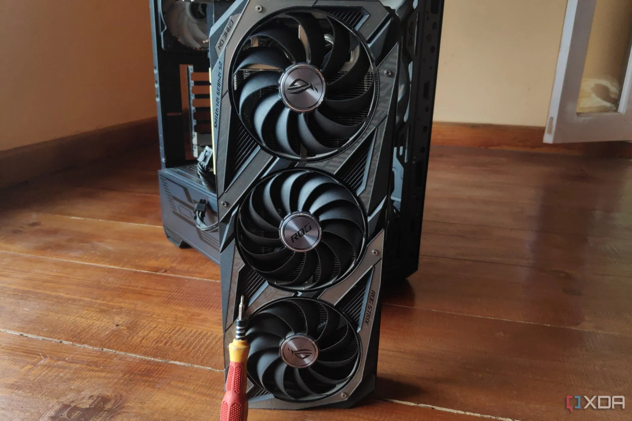 Card đồ họa RTX 3080 Ti và tuốc nơ vít, minh họa việc tháo lắp vệ sinh GPU