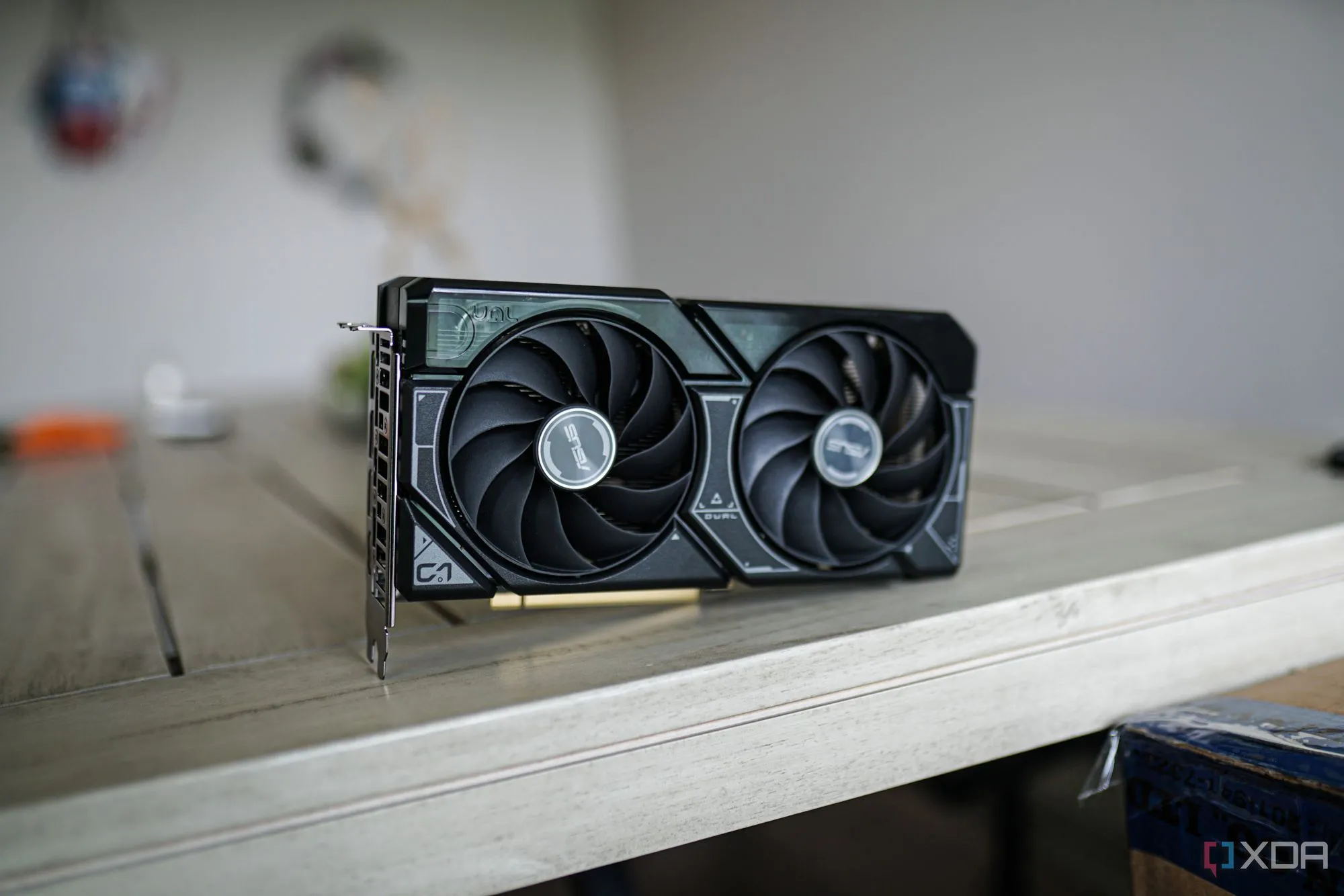 Card đồ họa RTX 4060, một ví dụ về thế hệ GPU tầm trung hiện tại, được so sánh trong bối cảnh thị trường năm 2025.
