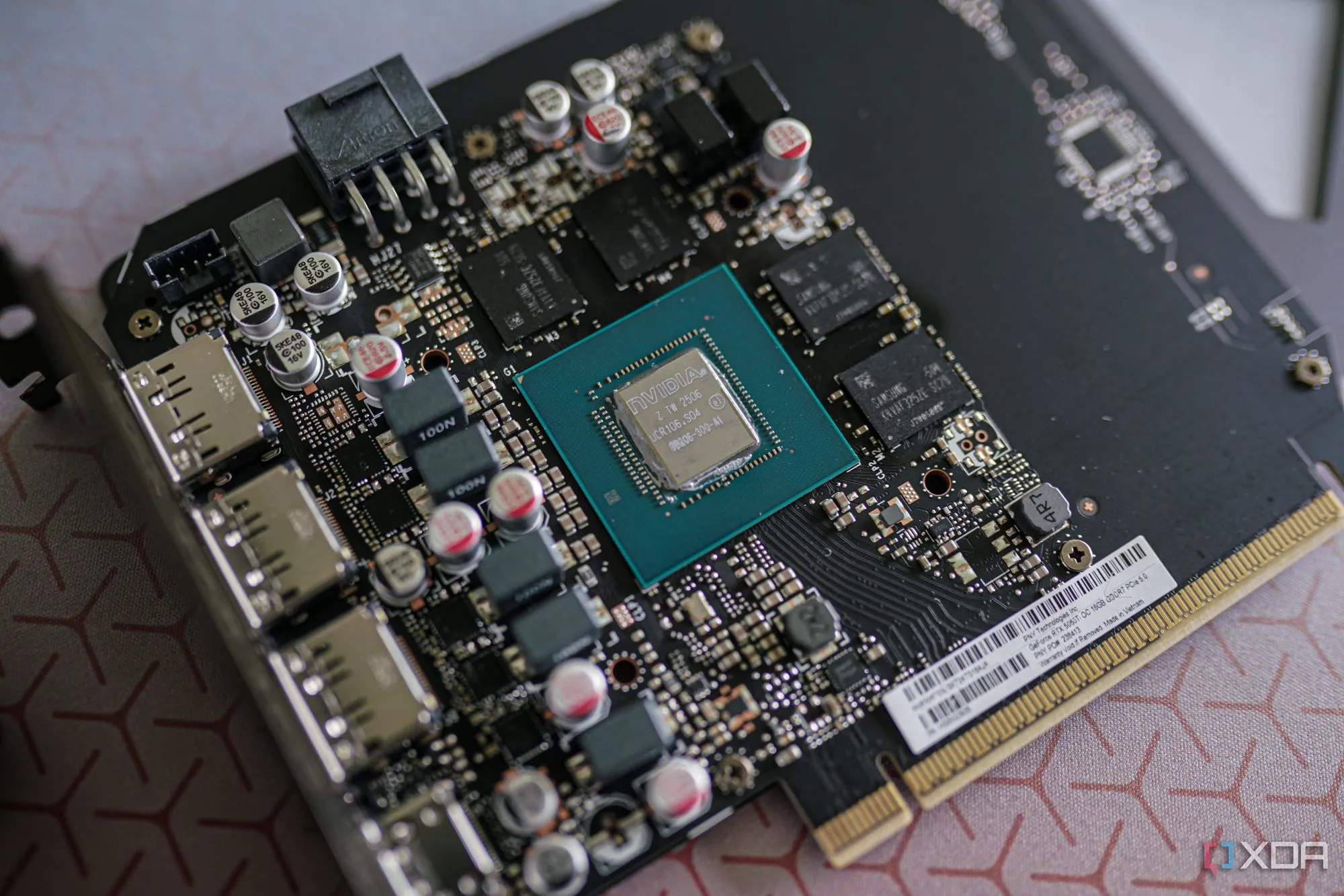 Card đồ họa sau khi được thay keo tản nhiệt mới, với heatsink đã được lắp lại