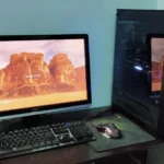 Cấu hình PC chơi game với màn hình cũ trên bàn làm việc