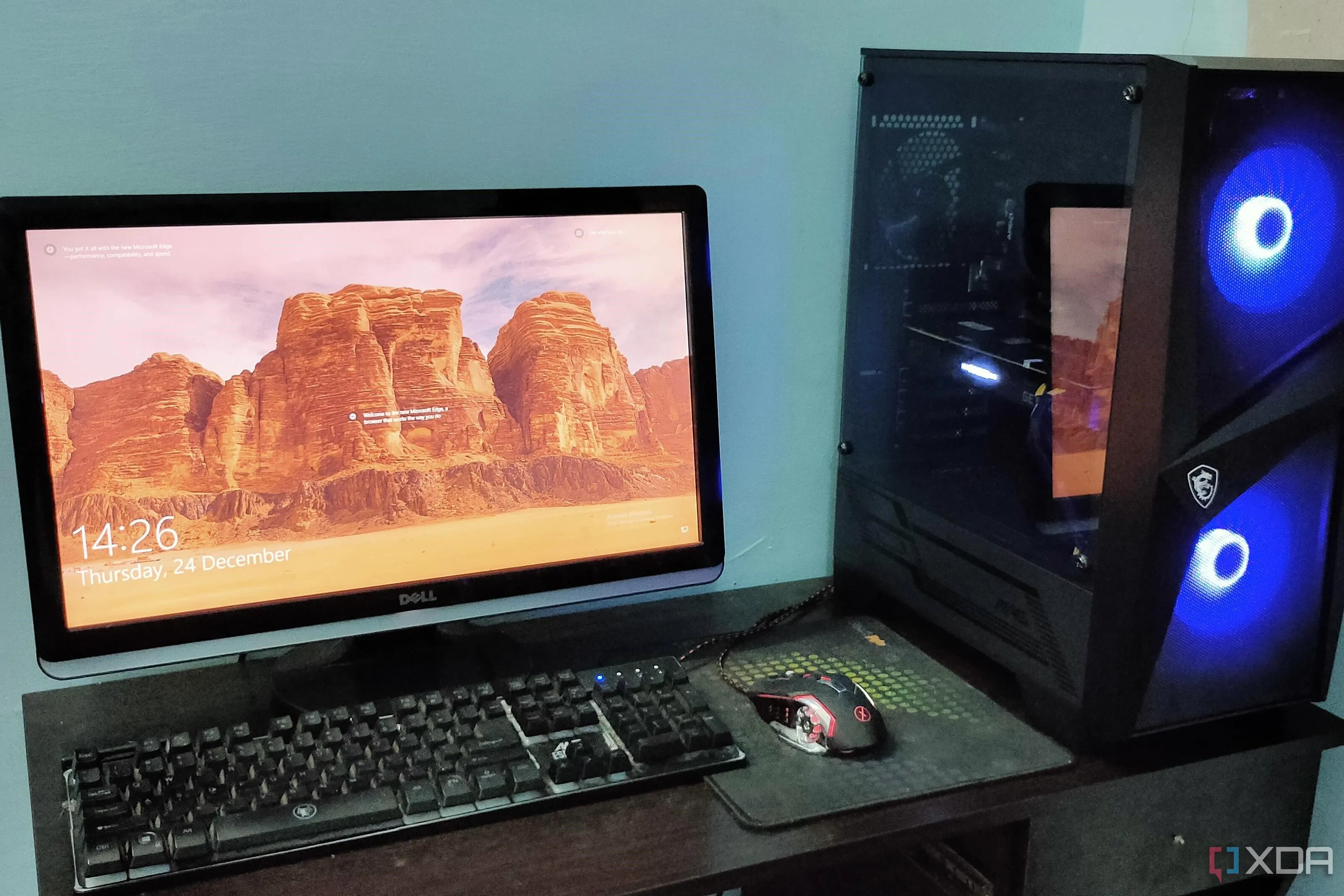 Cấu hình PC chơi game với màn hình cũ trên bàn làm việc