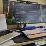 Chân đế laptop in 3D màu đen nâng cao màn hình, đặt cạnh màn hình phụ