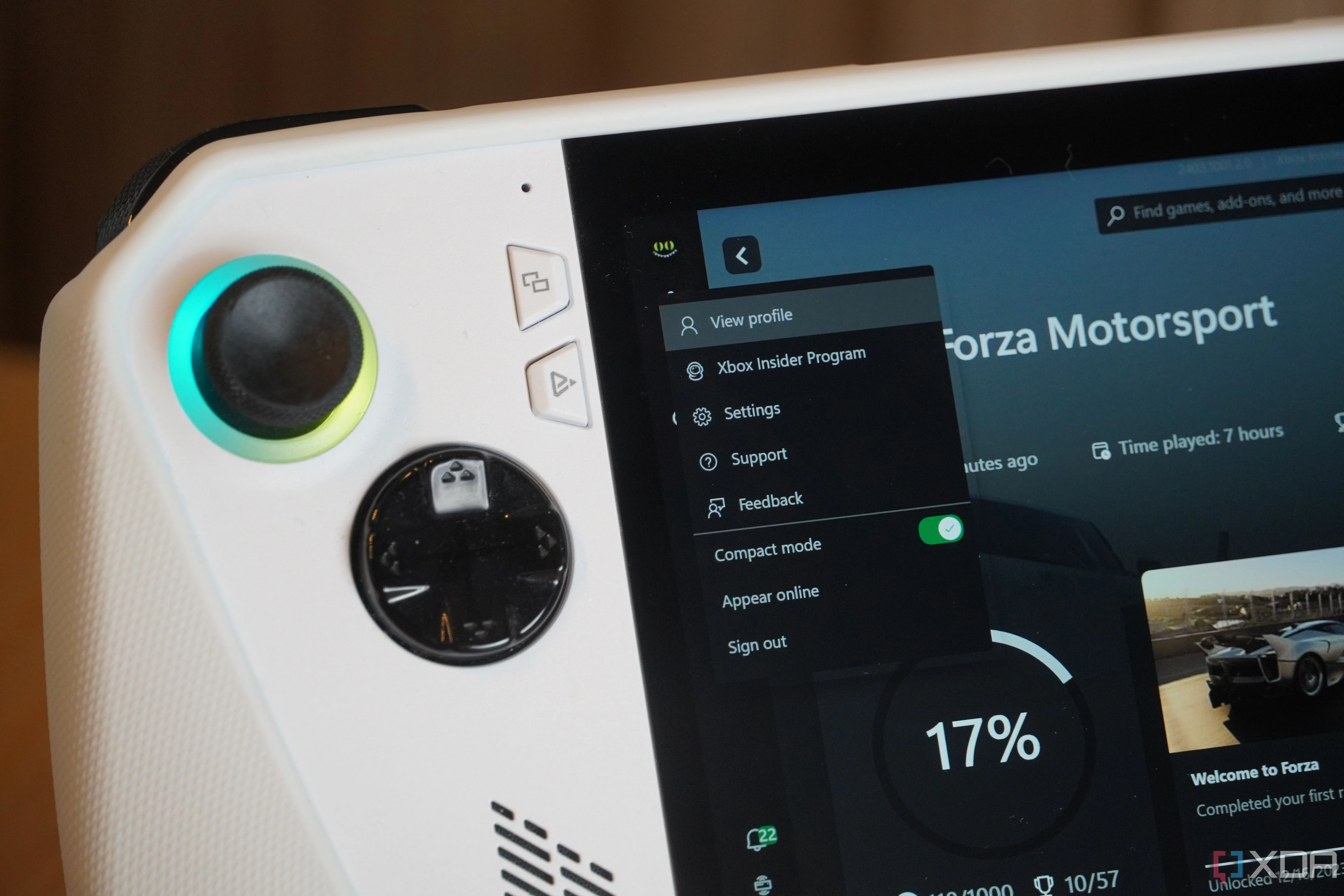 Chế độ nhỏ gọn và các tab Xbox Insider trong ứng dụng Xbox trên ROG Ally.